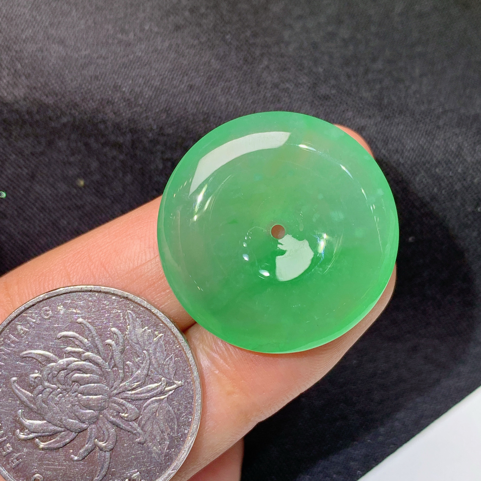 冰绿平安扣，冰润色甜，玉质细腻，种水足，Xq尺寸25.6*5.8