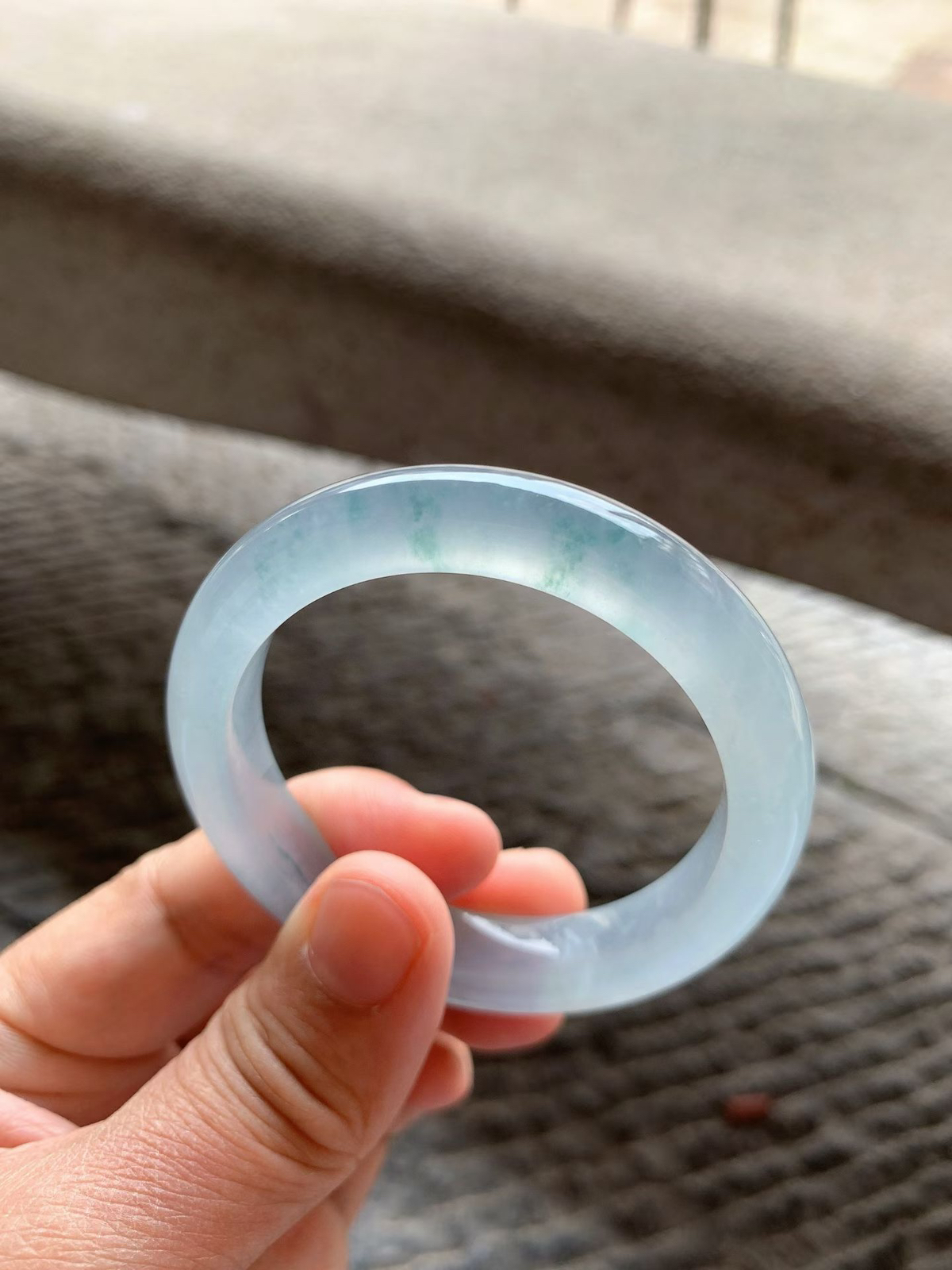 高冰淡蓝底飘花正圈手镯尺寸50*11*8.5  老坑种水，通透无比，清澈水灵，起光起胶，花色灵气清新，色调清透柔和，上手清冷高贵！