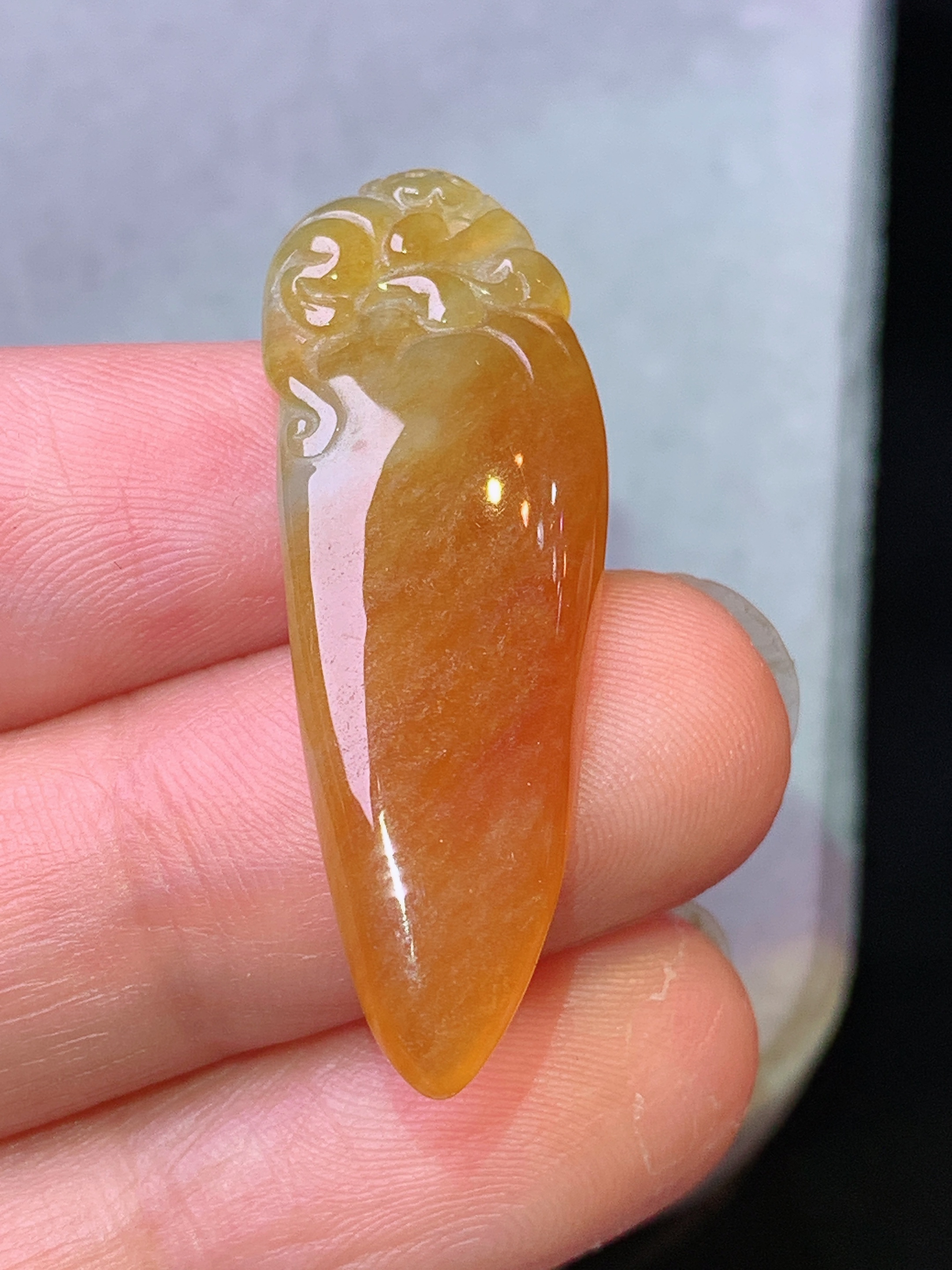 黄翡福瓜吊坠 玉质细腻 色泽艳丽清新 水润亮眼 整体尺寸36.2*12.5*5.2z1