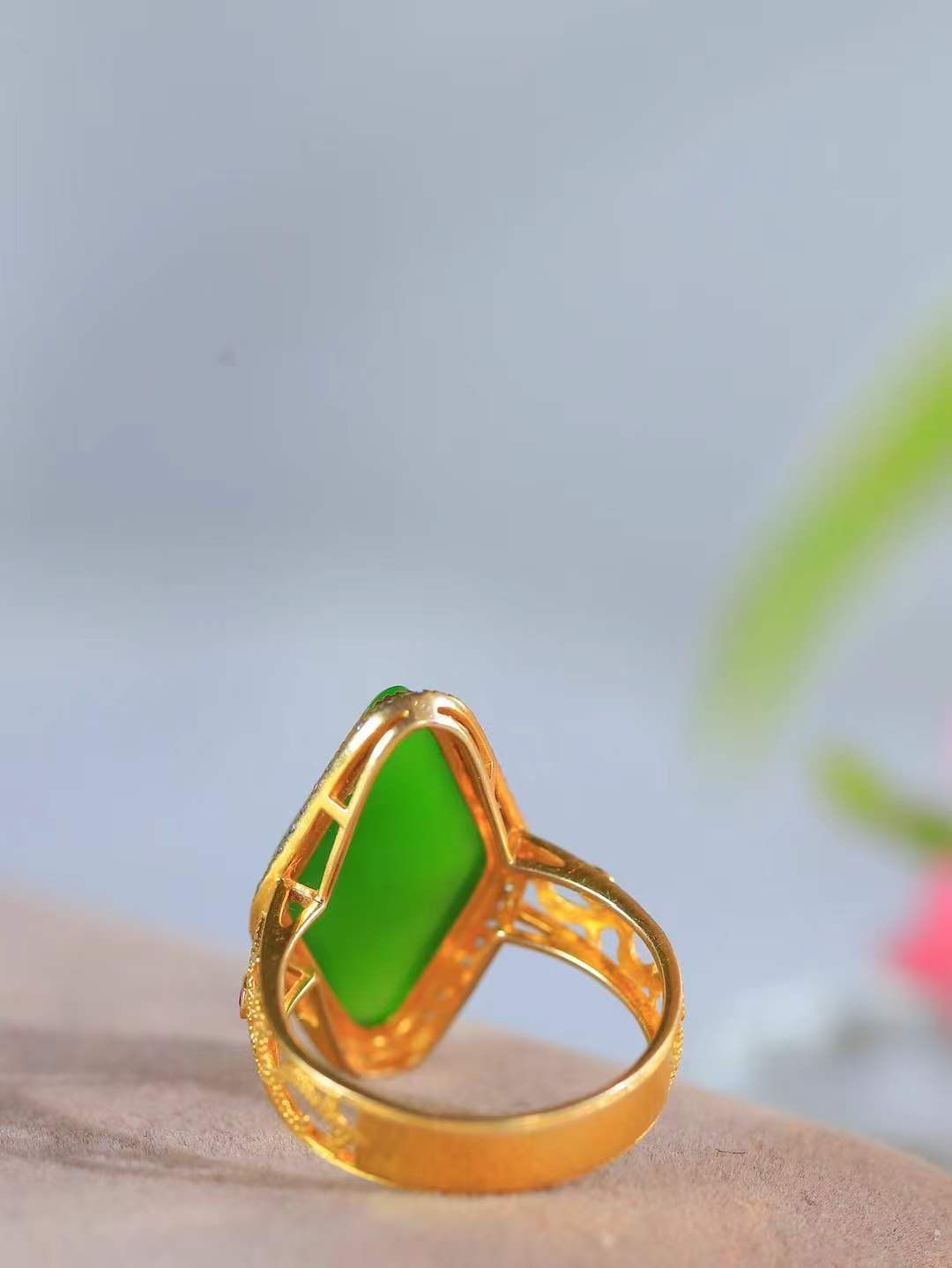 【金镶玉.戒指】

精品和田玉碧玉猫眼18k金镶嵌戒指 玉质细腻温润 油性十足 ，不论时光如何流转变化，这枚戒指始终闪耀着最初的光芒。精工镶嵌18K金 （保真金 可检测贵金属18K金） 重3.9克 尺寸17-21.4-11mm 78372255A吧