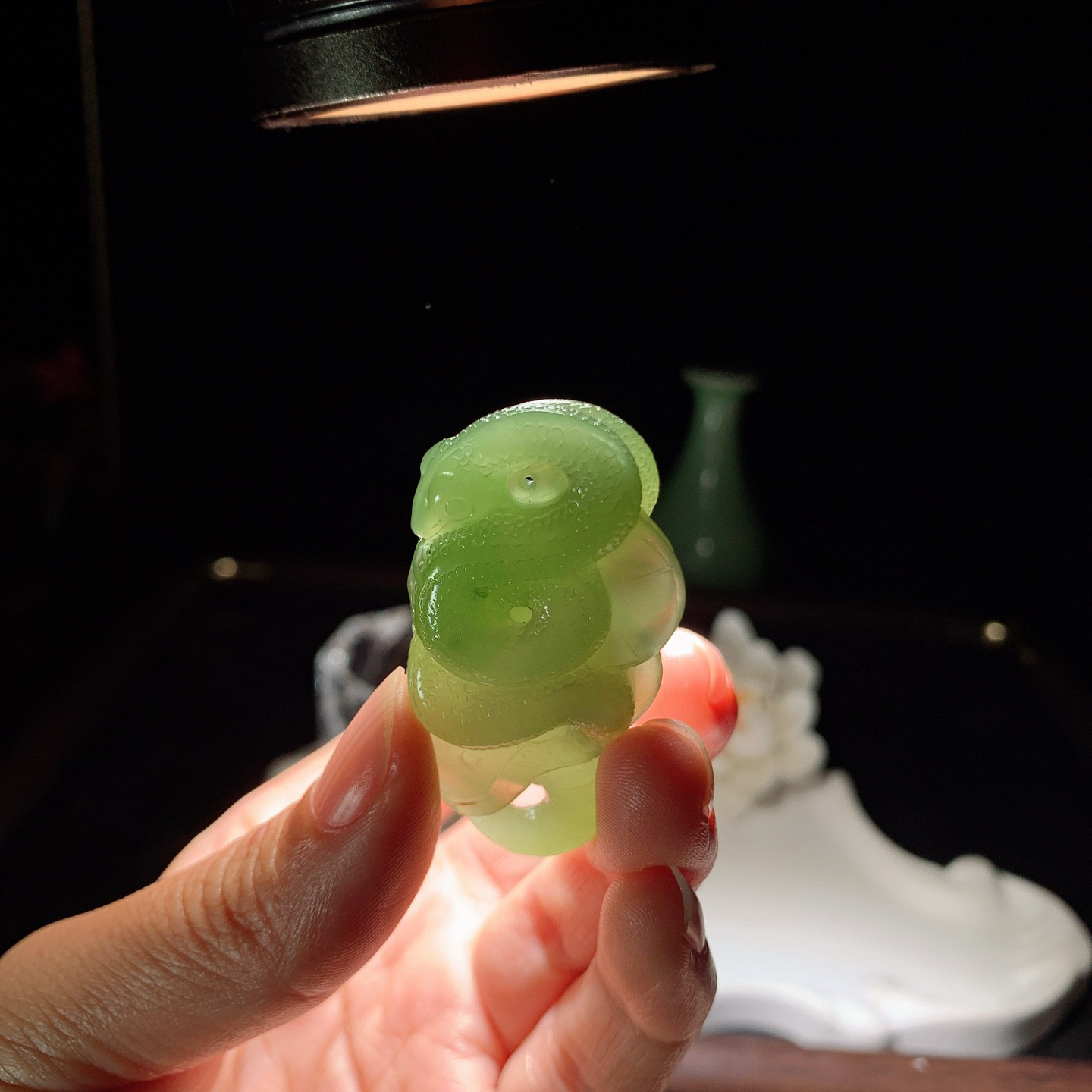 和田玉青海翠翠青富贵缠身蛇挂件。尺寸48/25/13重21.5克 玉质细腻油润。手推出油。品相大气 lt260321