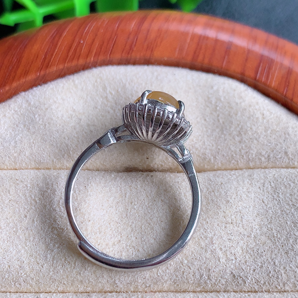 冰润黄翡精美环形翡翠戒指  玉质细腻  冰清玉润  飘花灵动  颜色漂亮  W815.21   内径尺寸：17-11.5-8mm  裸石尺寸：9-7.6mm