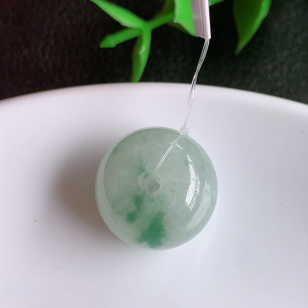 冰润飘花路路通翡翠吊坠  款式新颖时尚，日常百搭的款。满满的份量感  清秀高雅，上身效果优雅迷人！性价比超值  W49.21  尺寸：16.2-12.5mm