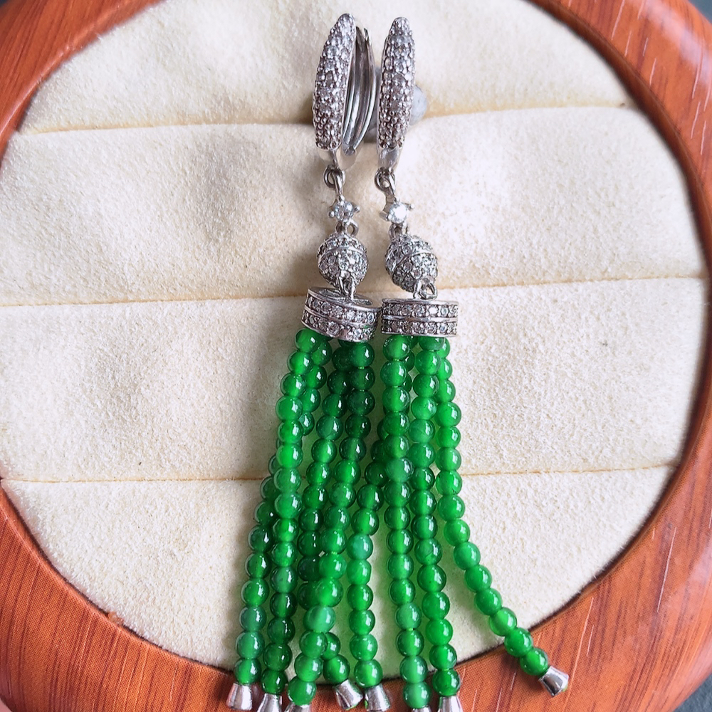 冰满绿翡翠925银镶嵌耳坠，自然光实拍，翠色灵动，颜色漂亮，种老水足，品相佳，佩戴佳品！W815.2