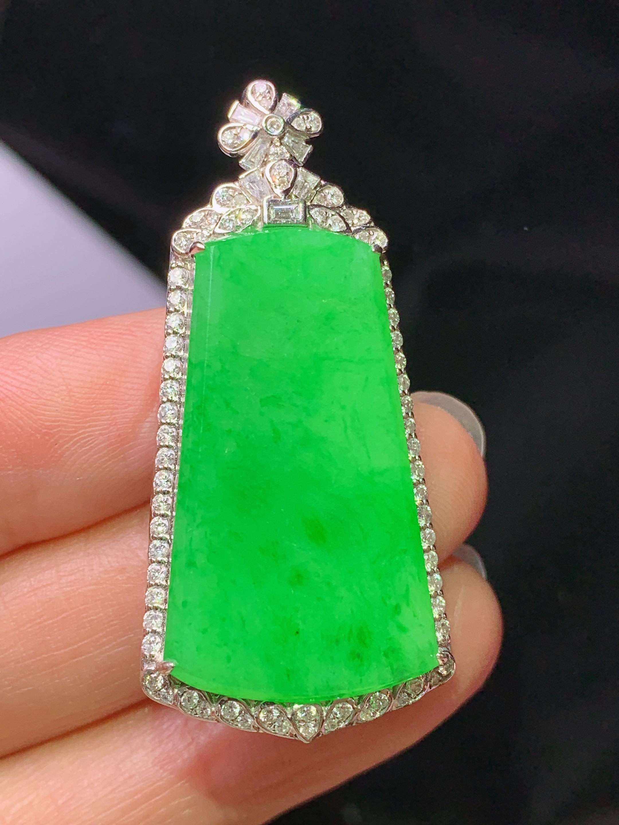 18k金钻镶嵌翠绿无事牌吊坠 玉质细腻 色泽艳丽清新 水润亮眼 整体尺寸44*20.3*8.8s1