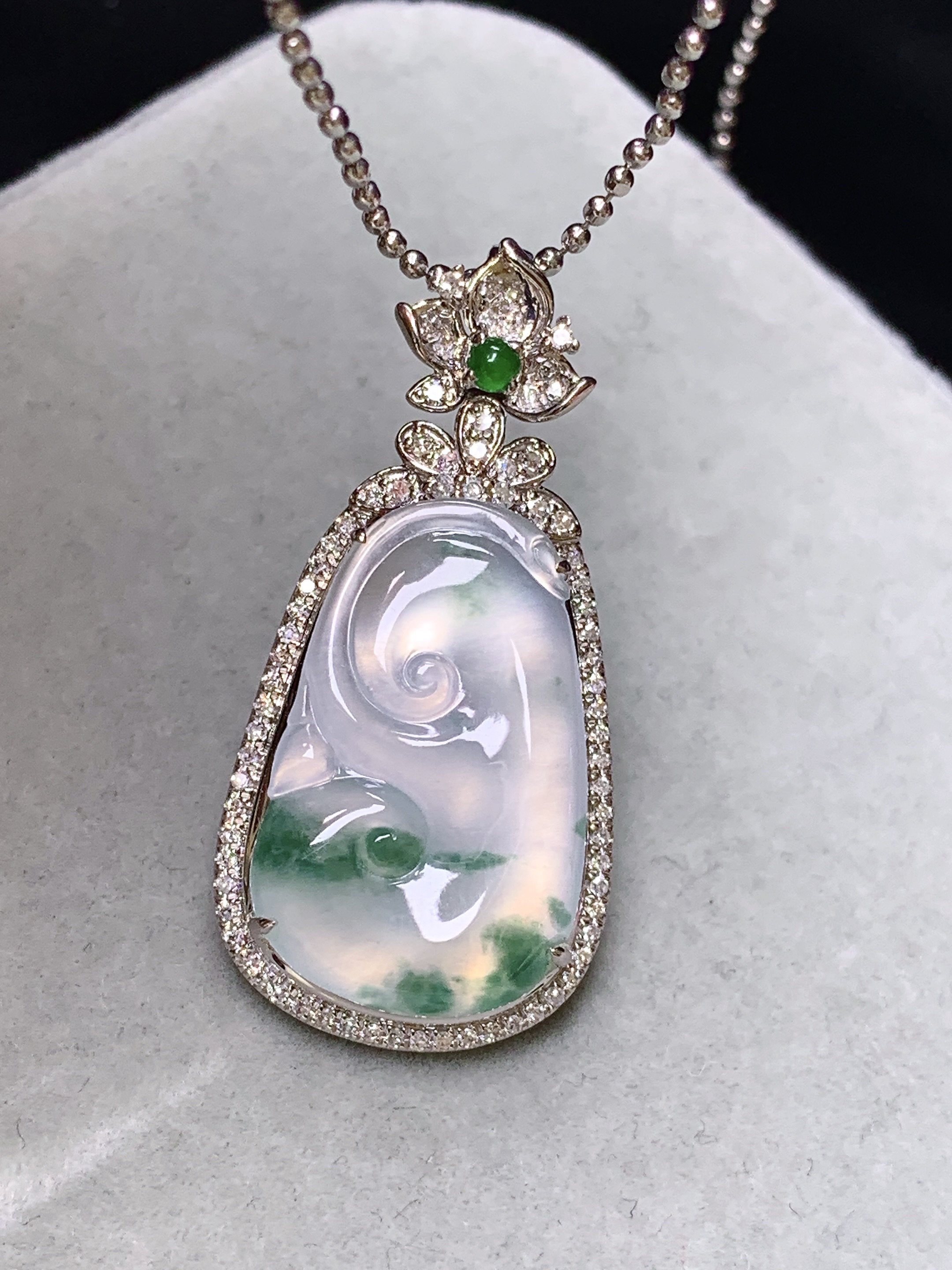 18k金钻镶嵌冰种飘绿如意吊坠 玉质细腻 色泽艳丽清新 水润亮眼 整体尺寸33*16*6.3f3