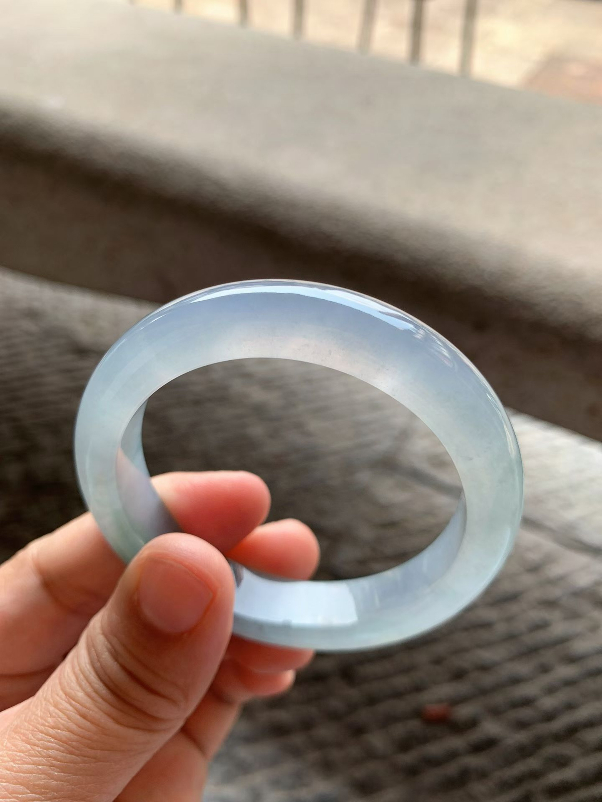 冰紫底飘花正圈手镯尺寸52.8*12*8.5 老坑种水，冰莹透亮，水润光泽，起光起胶，紫色柔和，一