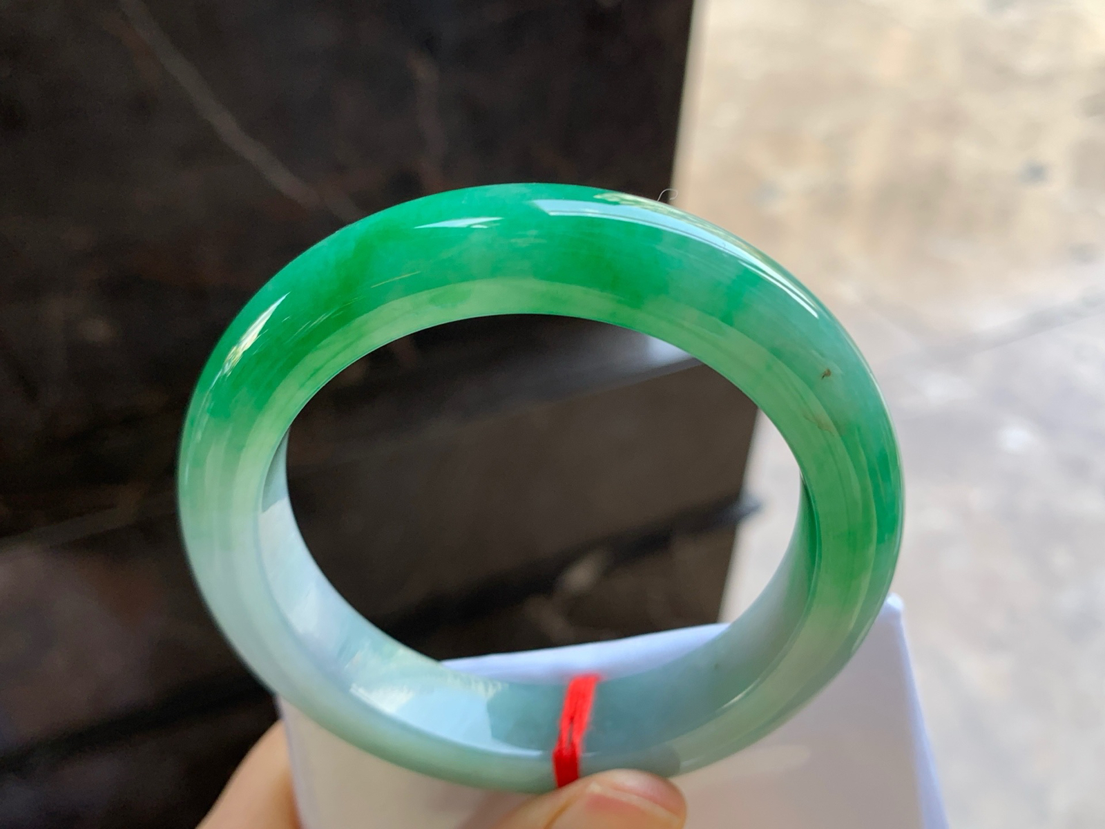 53.5-12.2-9.2

浓绿色手镯^_^鲜艳 玉质温润