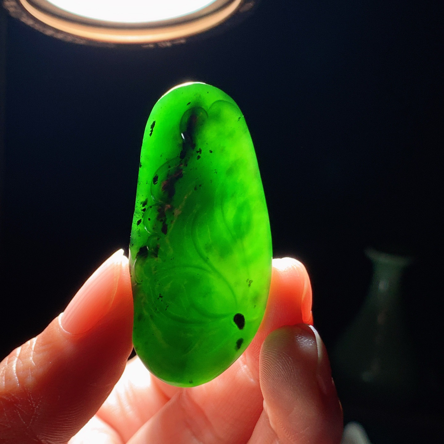 和田玉阳绿七号矿俄罗斯碧玉连年有余鱼挂件。尺寸49/23/8重15克 玉质细腻油润。手推出油。品相大气 lt260321