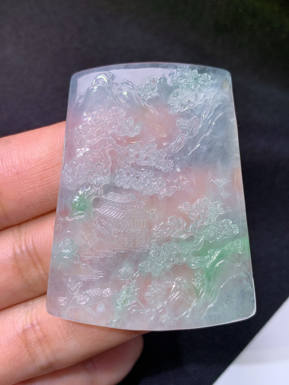 飘绿山水牌吊坠，厚装种老，冰润细腻，种水足，cy尺寸49.2*38.3*5.9