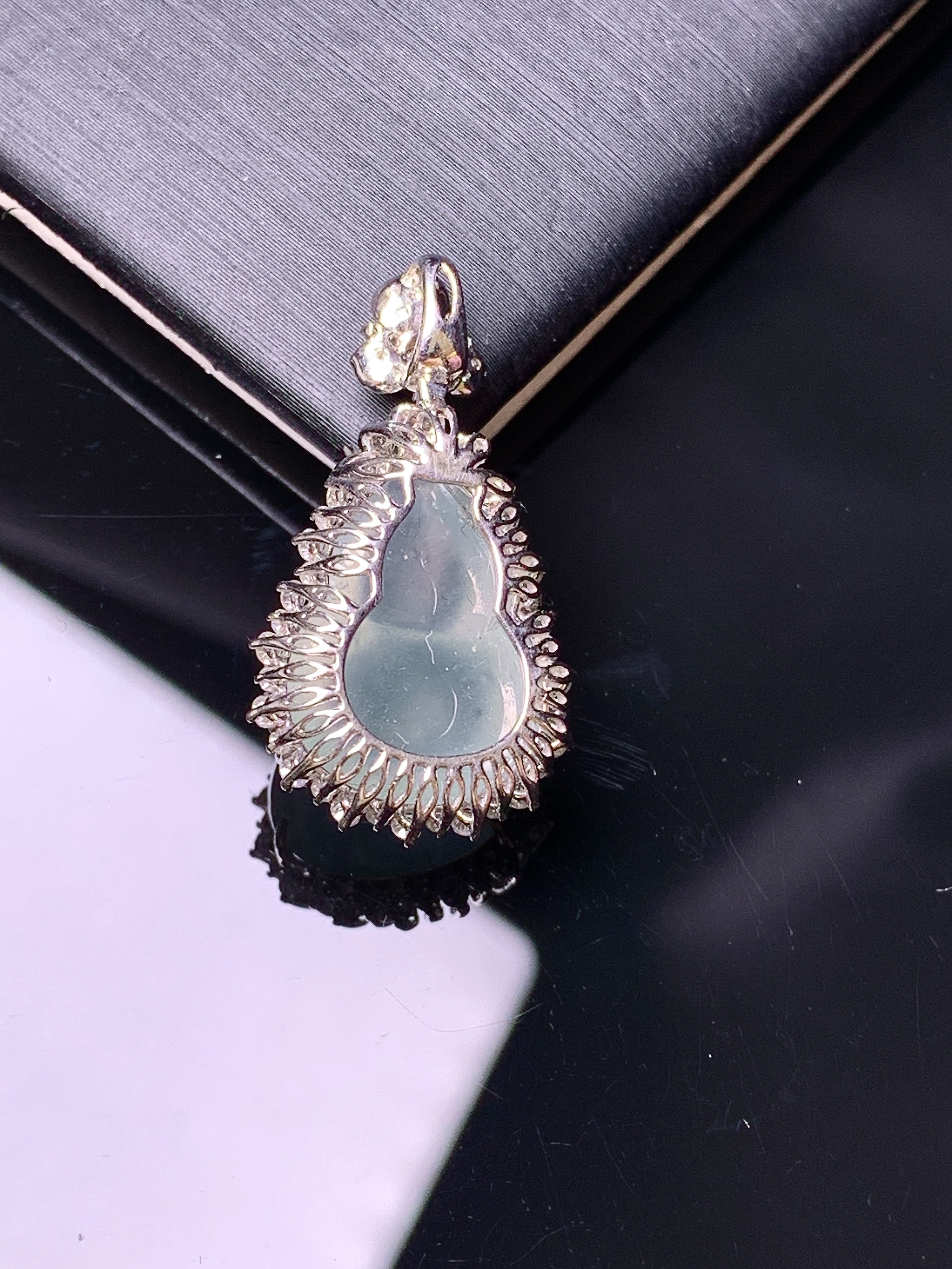 18k金钻镶嵌冰种葫芦吊坠 玉质细腻 色泽艳丽清新 水润亮眼 整体尺寸27*15*9.3c1