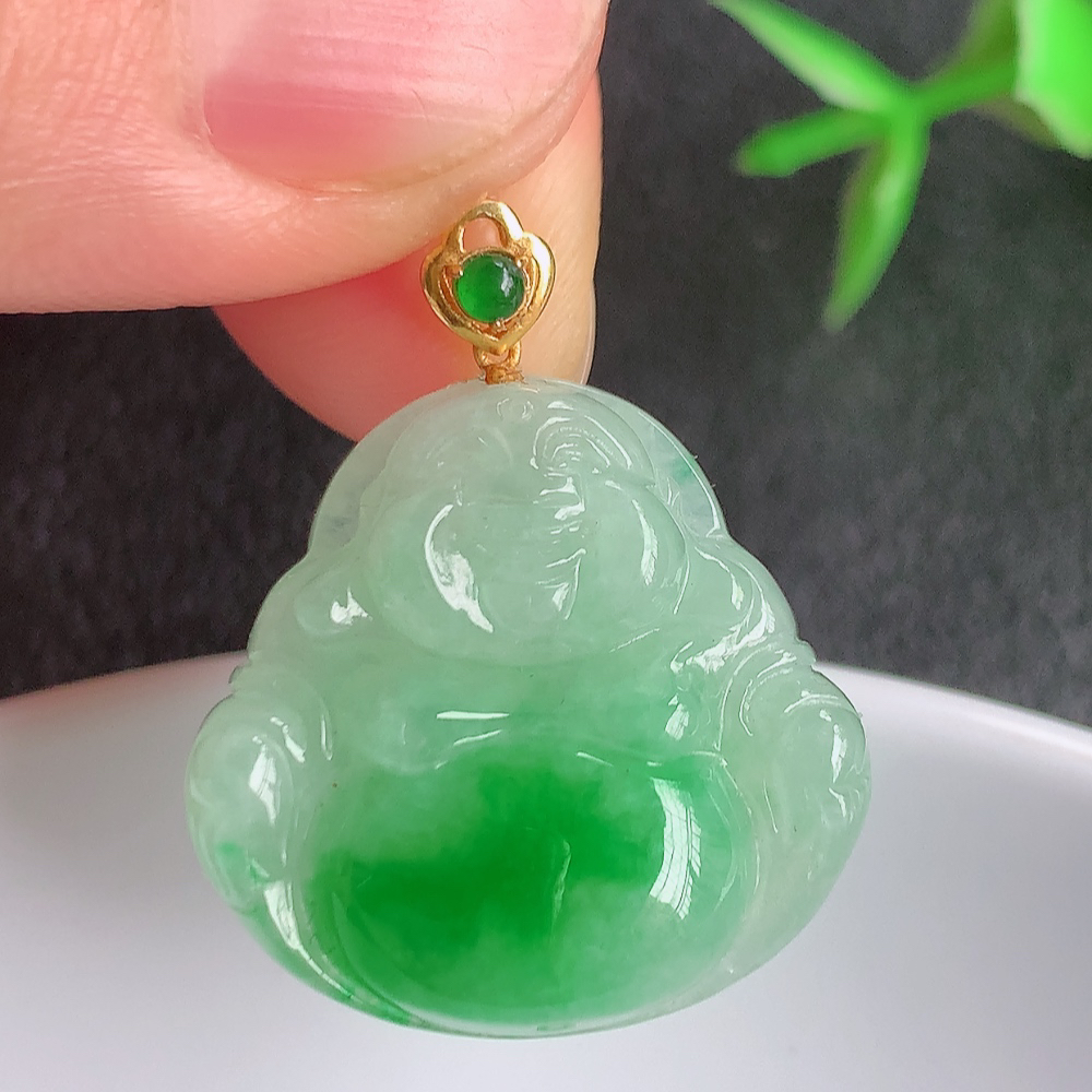 18k金扣冰润满绿佛公挂件 玉质细腻  精雕弥勒佛，笑佛福耳垂肩，面相喜庆，开怀大笑，憨态可掬。惟妙