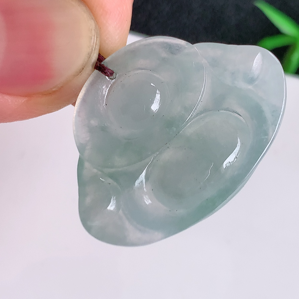 冰润佛公挂件 玉质细腻  精雕弥勒佛，笑佛福耳垂肩，面相喜庆，开怀大笑，憨态可掬。惟妙惟肖，寓意福禄双全，吉祥美满，笑口常开 W1778  尺寸：23.9-30.4-6.2mm