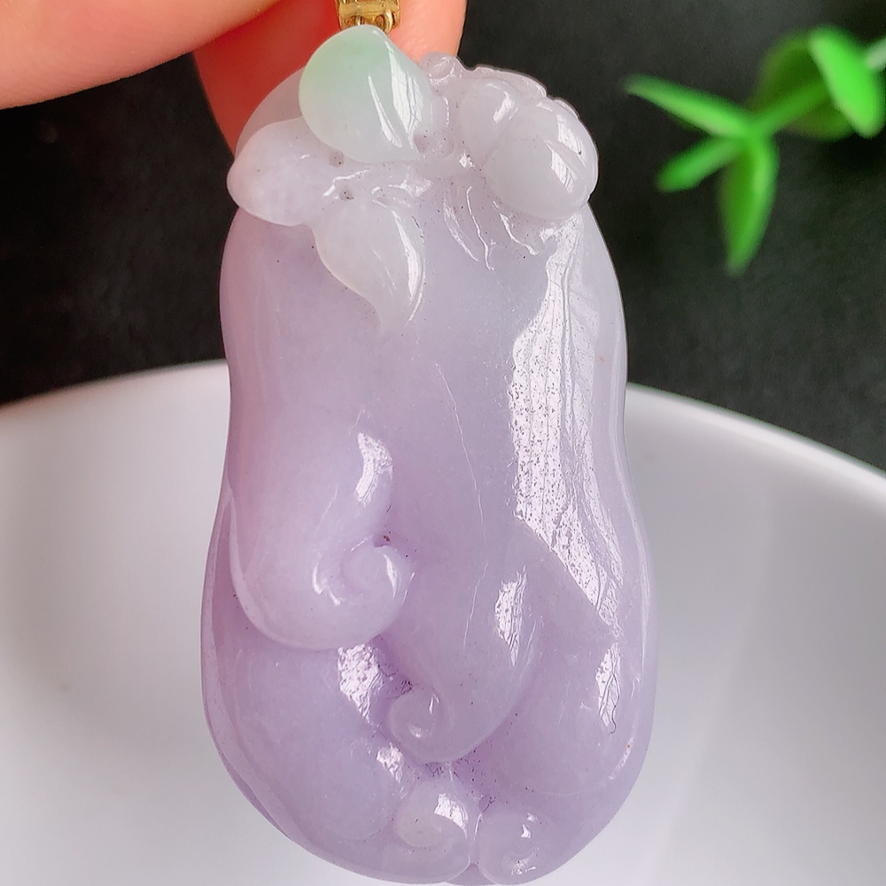 18k金扣自然光实拍，老坑紫罗兰人参如意吊坠，玉质细腻起胶，立体雕工精湛，色泽鲜艳，种老水足，饱满厚装，佩戴大气上档次！W142.21  尺寸：41.5-22.8-11.5mm