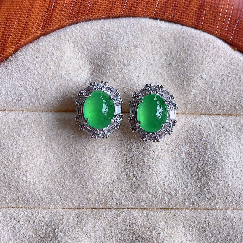 冰满绿翡翠925银镶嵌耳钉，自然光实拍，翠色灵动，颜色漂亮，种老水足，品相佳，佩戴佳品！W502.2