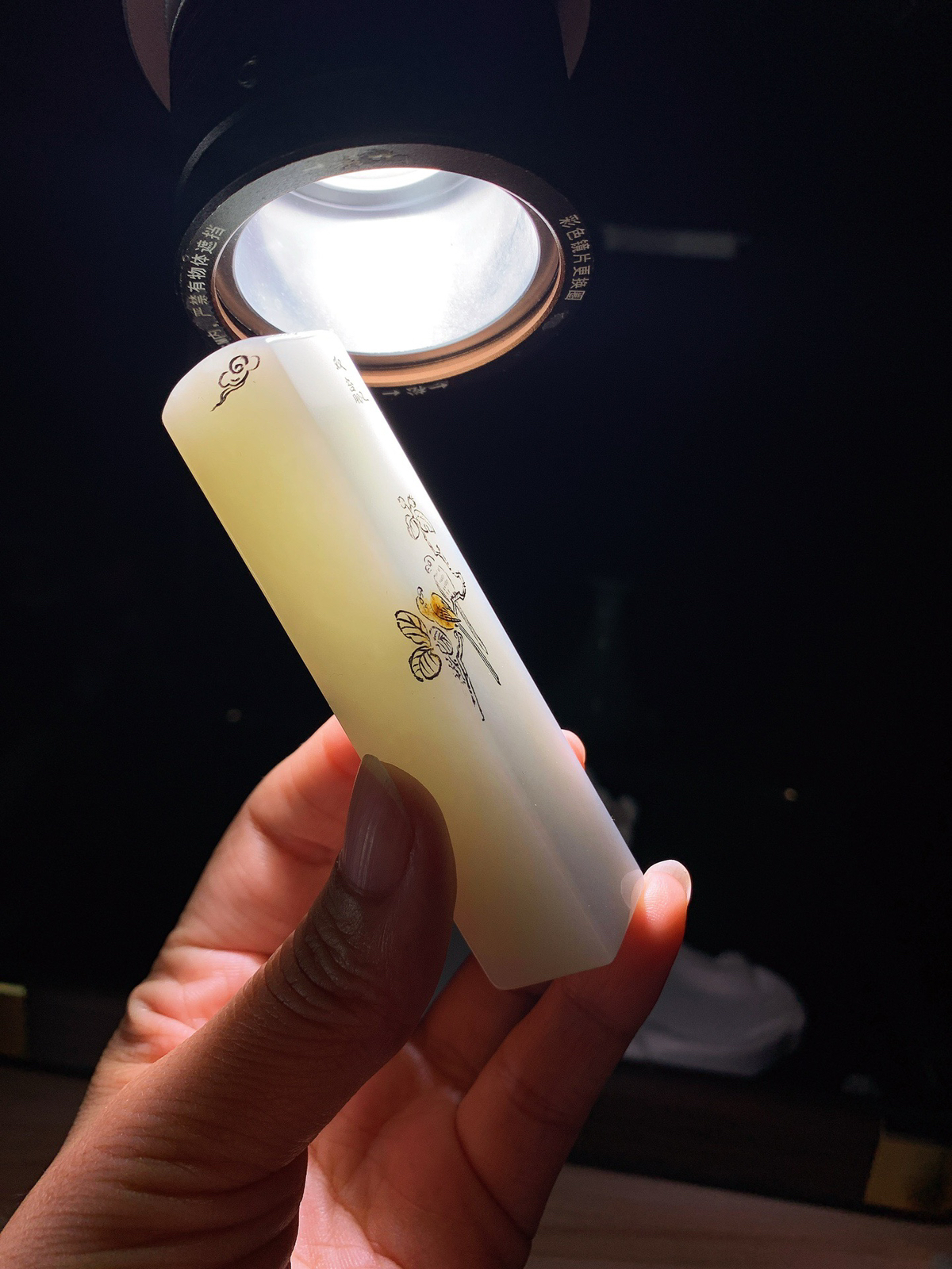 新疆和田玉喜上眉梢印章 尺寸87/18/18重85克。玉质细腻油润。手推出油。品相大气lt260321