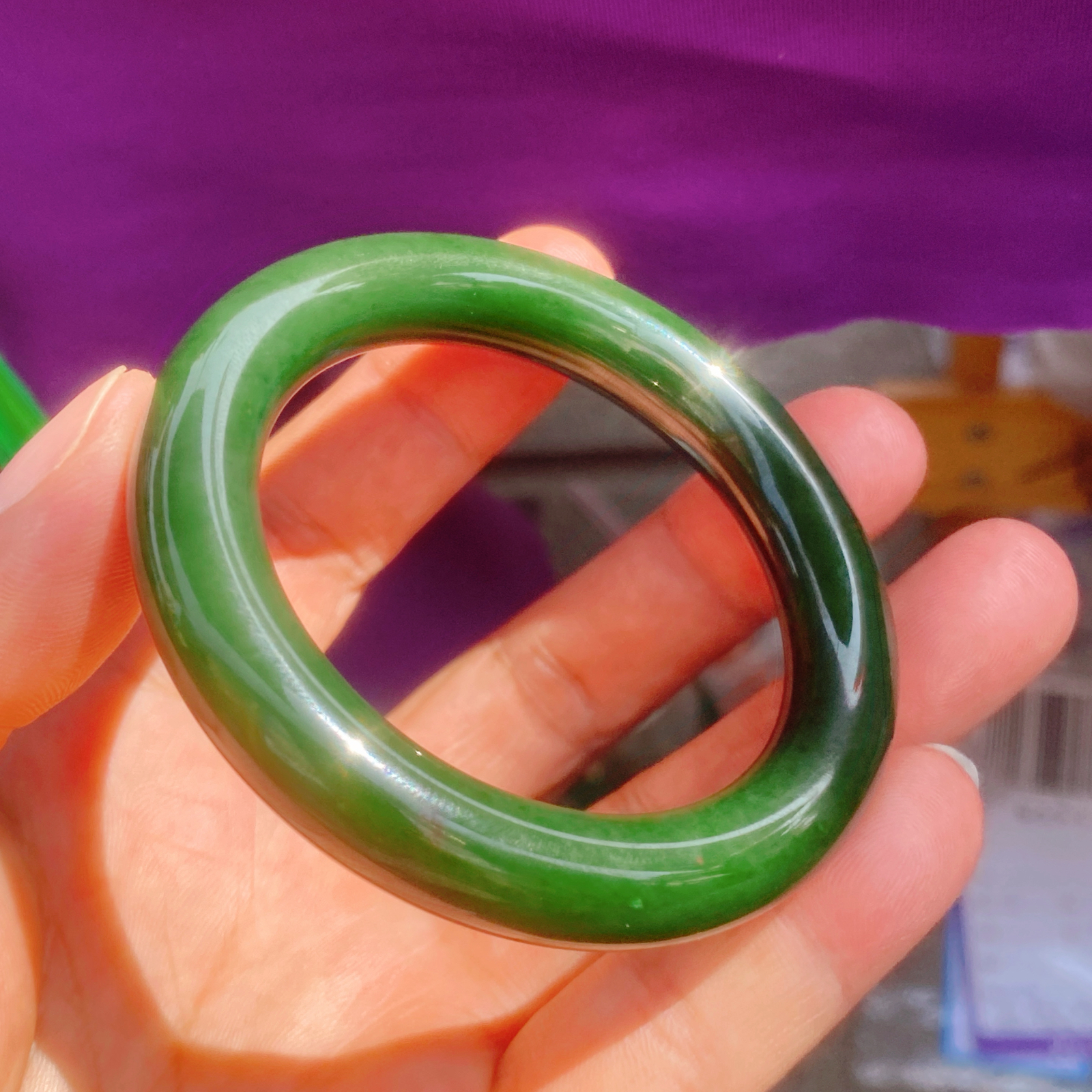 自然光实拍和田玉7号老坑红皮老料菠菜绿52圆条手镯肉质温润细腻 油润如凝脂。无裂无杂圈口52/11.2