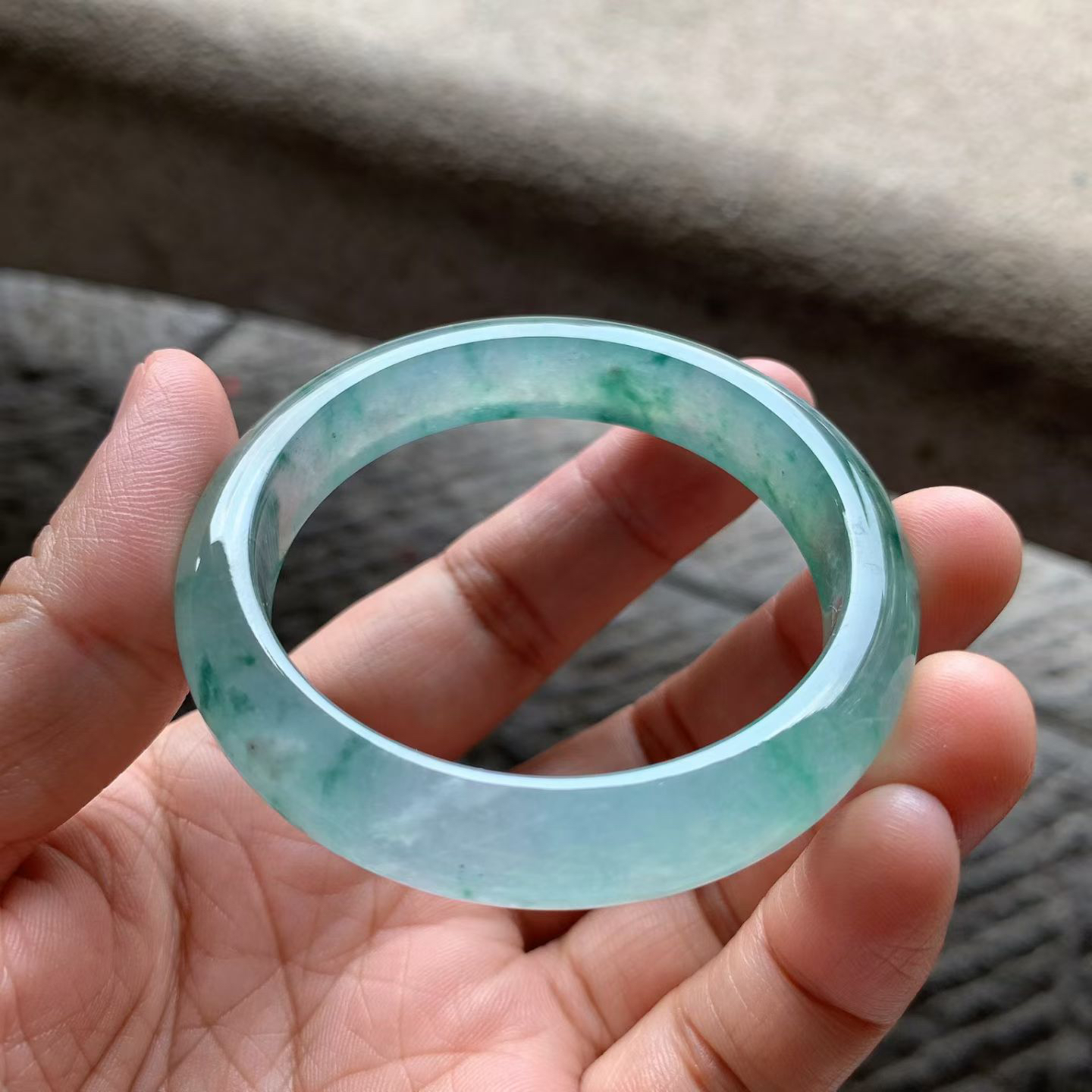 老坑种飘绿花正圈手镯尺寸50.5*9.8*8.3 老坑种水，通透冰莹，清润水足，胶润无比，绿花灵动，清新雅致！