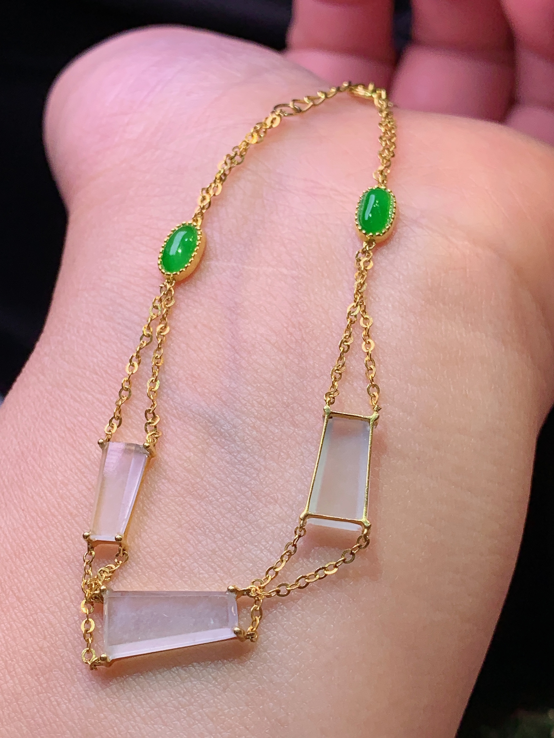 18k金镶嵌冰种无事牌手链 玉质细腻 色泽艳丽清新 水润亮眼 整体尺寸11.7*6*2yz