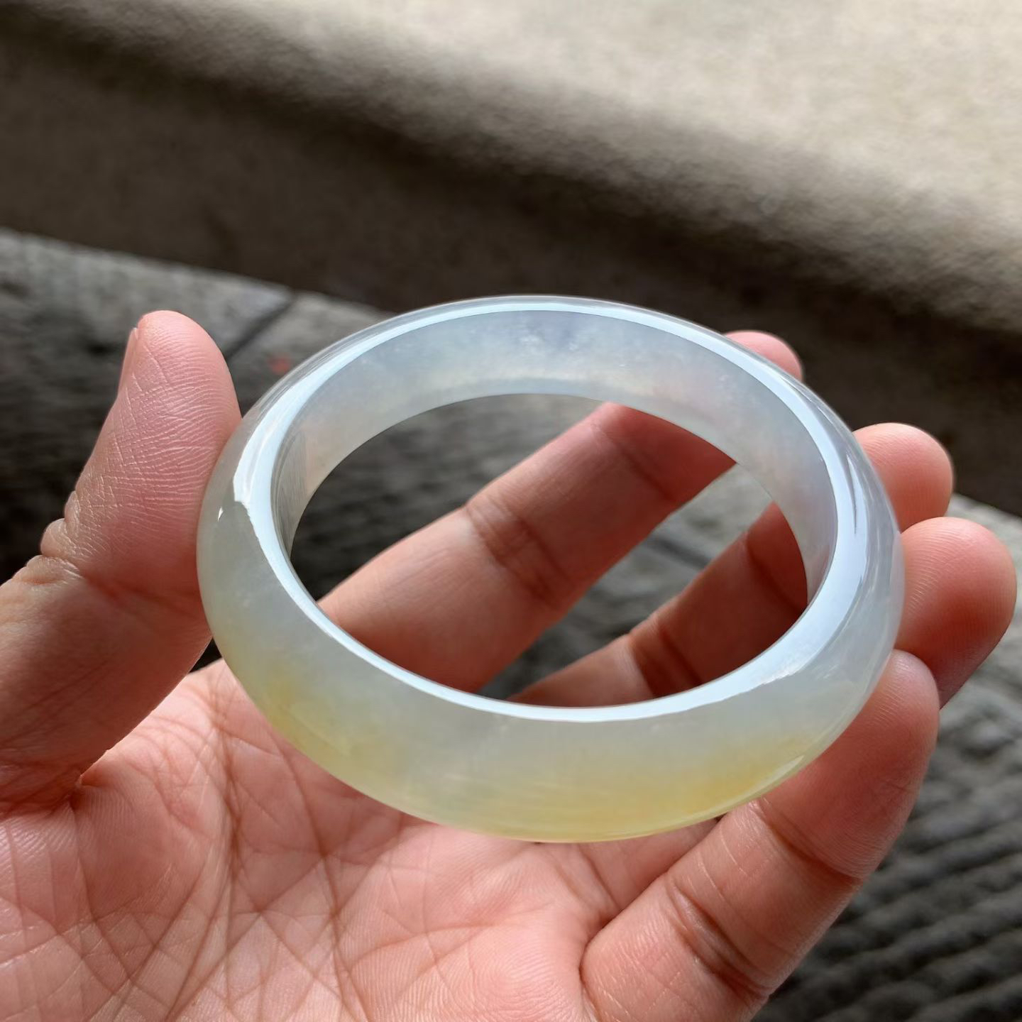 老坑蜜糖黄翡正圈手镯尺寸54*12.5*8 老坑种水，清透冰润，胶感十足，色泽温润柔和，上手贵气百搭！