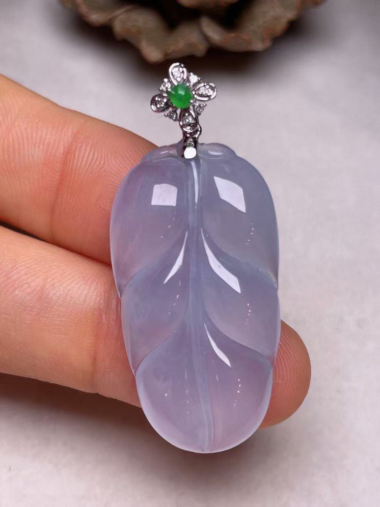 冰种淡紫叶子吊坠、真金真钻镶嵌，种水好，玉质细腻 .裸石尺寸 33.0*17.7