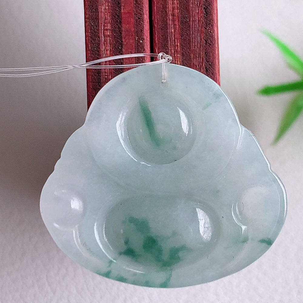 冰润飘花佛公挂件 玉质细腻  精雕弥勒佛，笑佛福耳垂肩，面相喜庆，开怀大笑，憨态可掬。惟妙惟肖，寓意福禄双全，吉祥美满，笑口常开 W49.21 尺寸：22.8-25-6mm