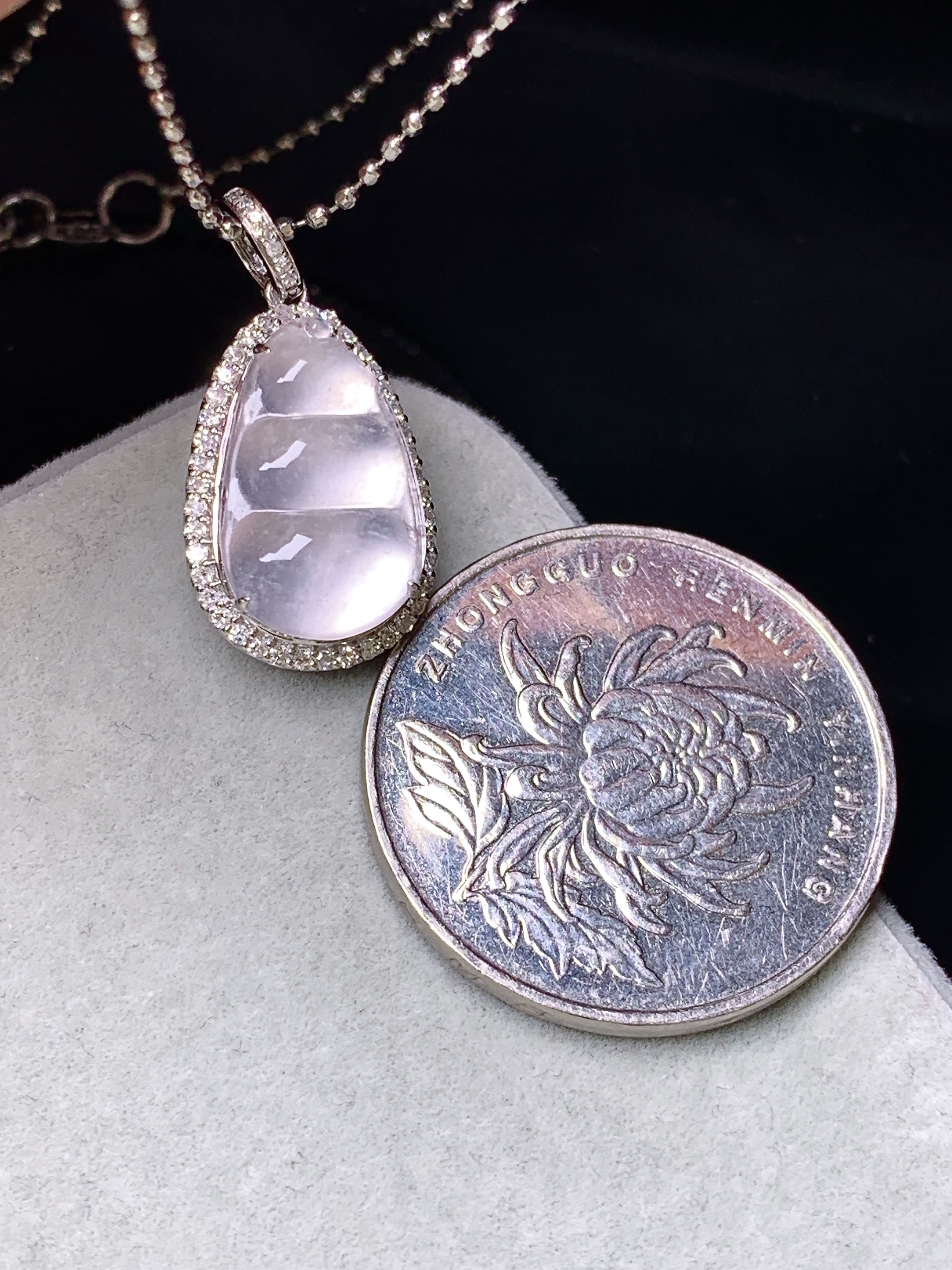 18k金钻镶嵌冰种四季豆吊坠 玉质细腻 色泽艳丽清新 水润亮眼 整体尺寸23*11.8*7.5f2