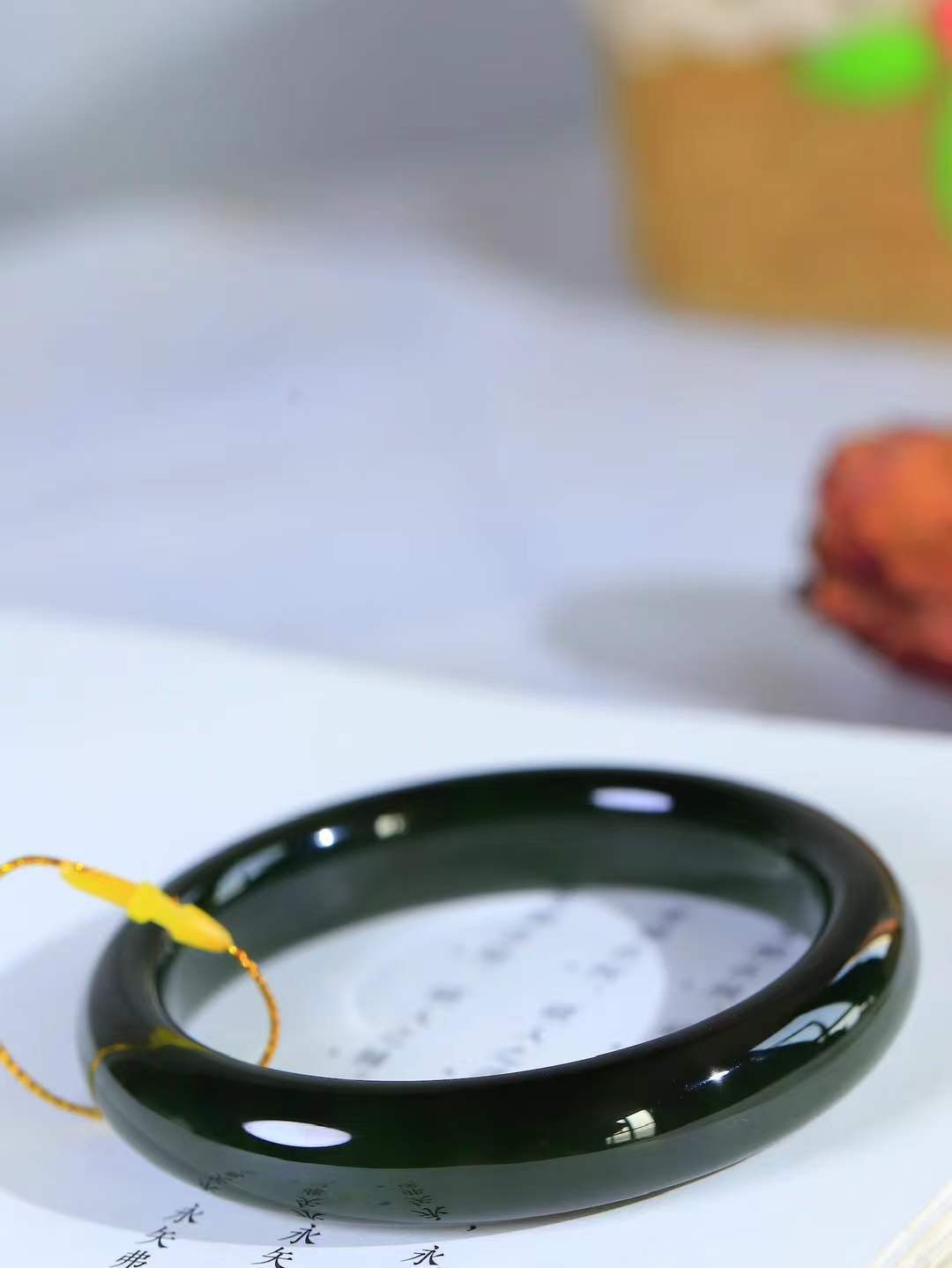 （碧色荡漾.手镯）

精品和田玉碧玉手镯，灼灼其华想像靓妆淡伫 ，腕间绿意跳脱冰壶莹，坐间静对，姑