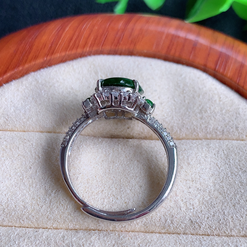 冰润满绿精美环形翡翠戒指  玉质细腻  冰清玉润  飘花灵动  颜色漂亮  W502.21   内径尺寸：18.5-13-6.8mm  裸石尺寸：10-9mm