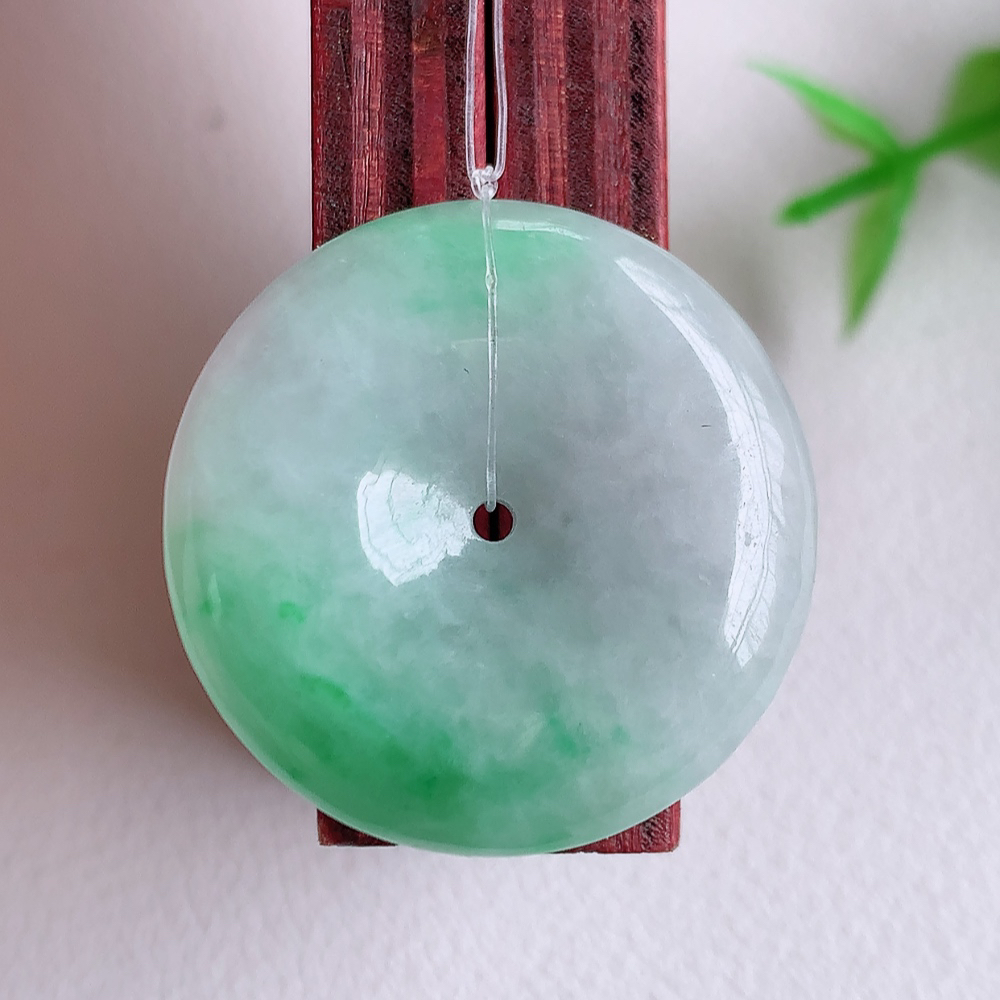 冰润飘绿平安扣吊坠，厚装饱满，冰润剔透，细腻水足，种质润泽，飘花灵动，佩戴优雅大气，W49.21   尺寸：25-5.6mm