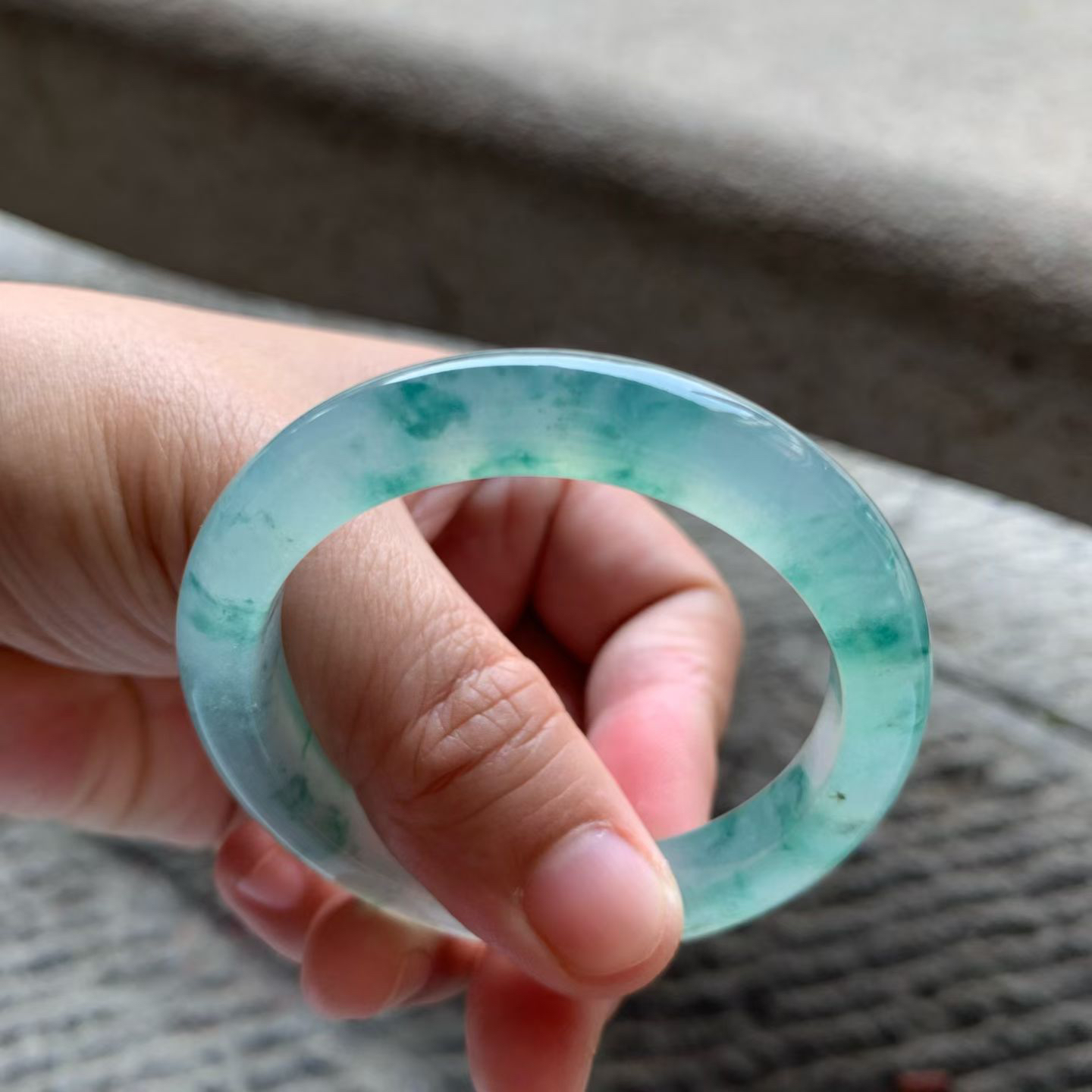 冰紫底飘花正圈手镯尺寸52.8*12*8.5 老坑种水，冰莹透亮，水润光泽，起光起胶，紫色柔和，一抹花色点缀，不张扬却有层次，上手低调显贵！