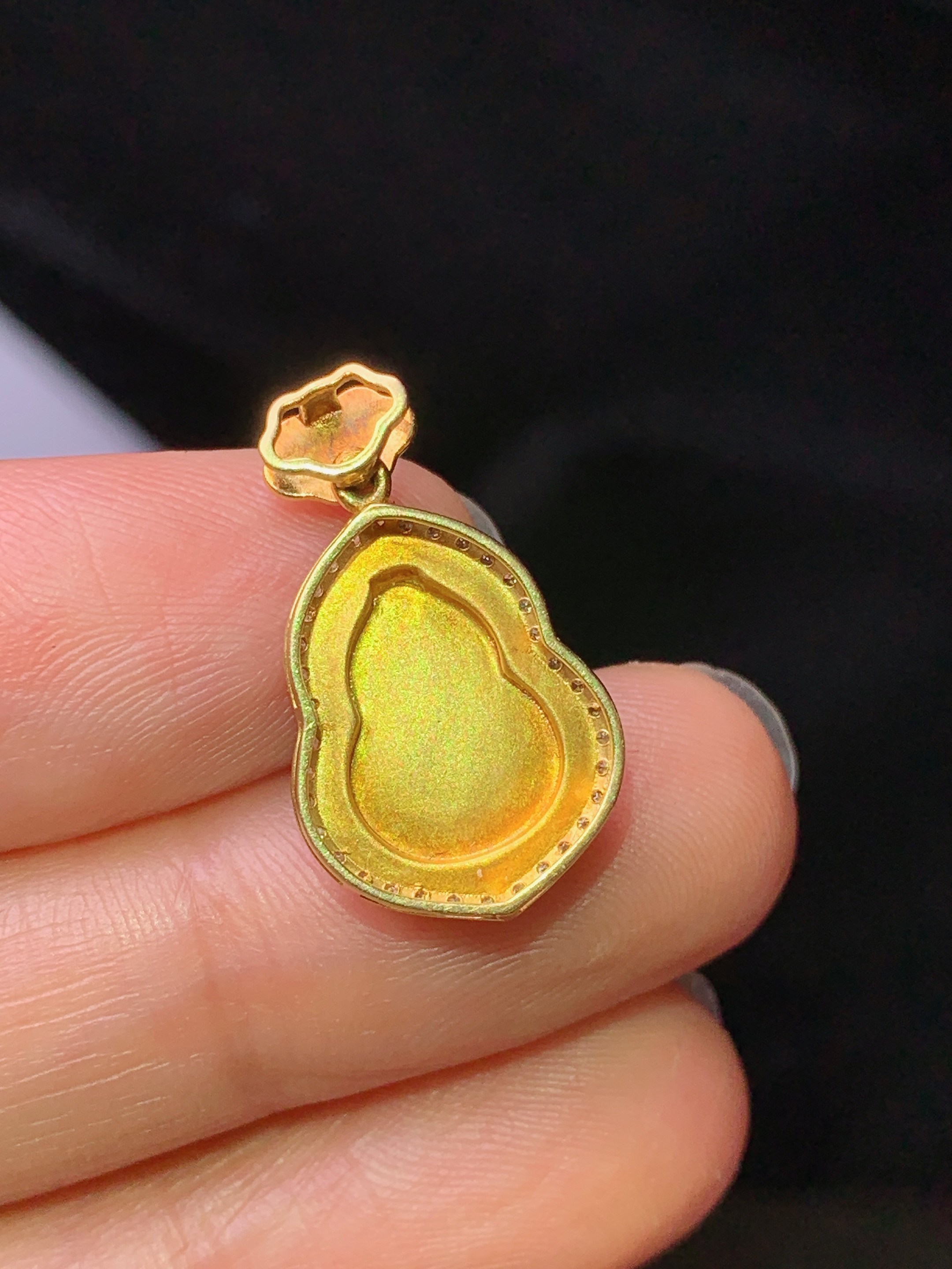 18k金钻镶嵌翠绿葫芦吊坠 玉质细腻 色泽艳丽清新 水润亮眼 整体尺寸21*12.5*6c1