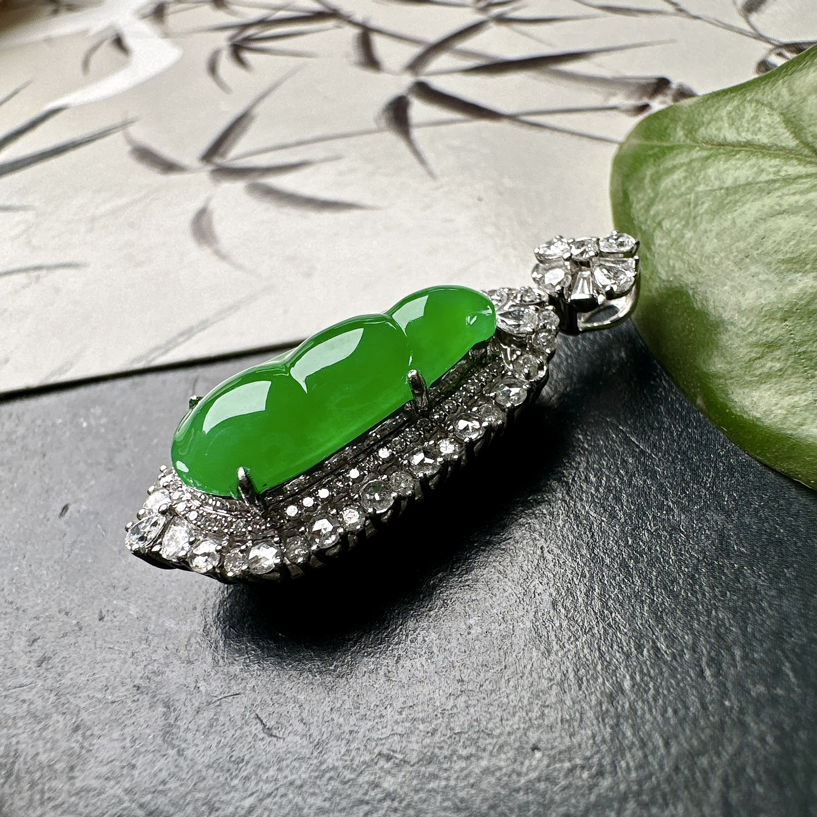 【冰种满绿福豆吊坠】种地上乘，冰感十足，通透起光，饱满圆润，收藏品质，18k金钻镶嵌，裸石尺寸18.6*8.3*3.6毫米