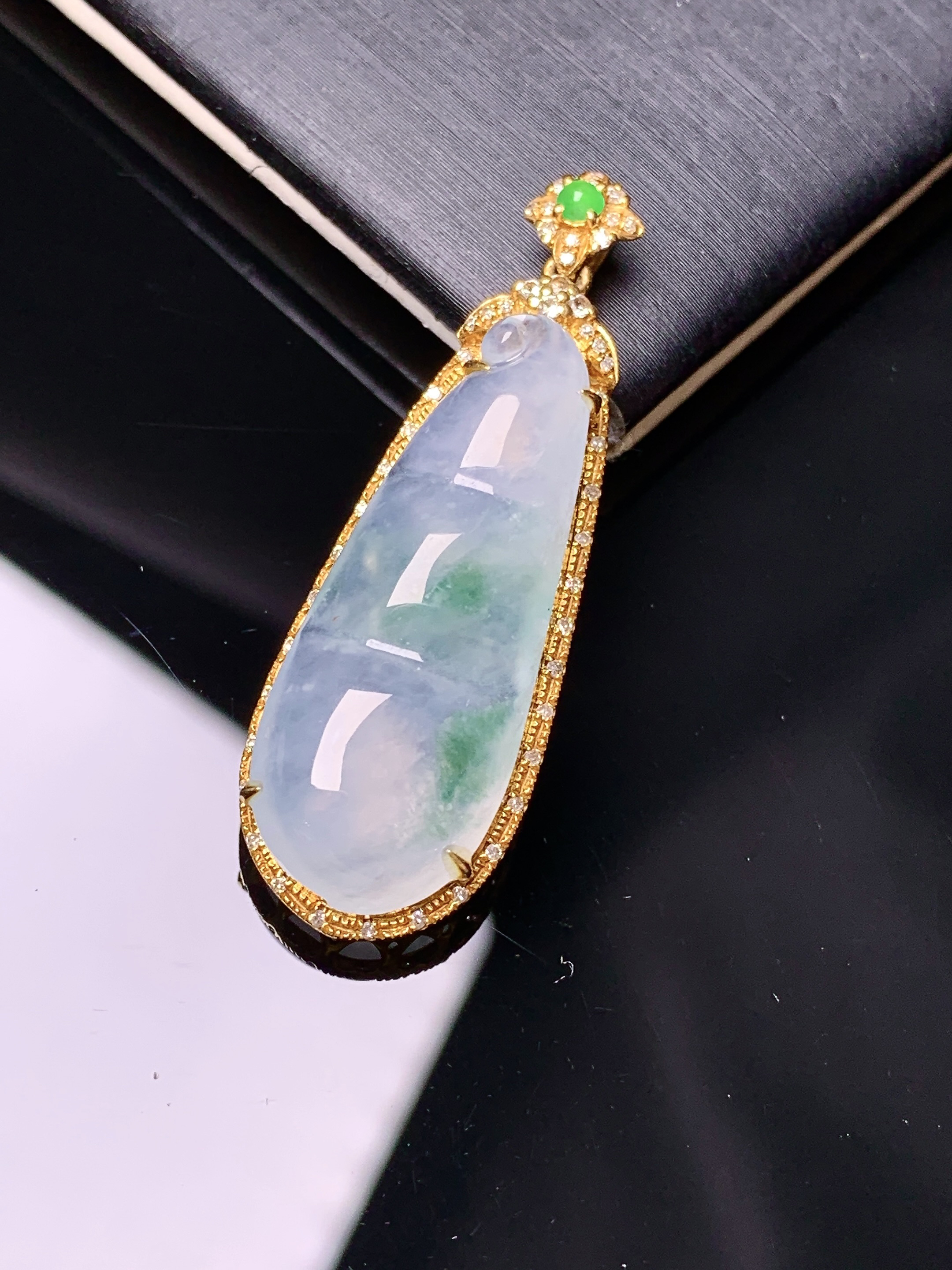 18k金钻镶嵌冰种四季豆吊坠 玉质细腻 色泽艳丽清新 水润亮眼 整体尺寸39.5*13.5*7.6yz