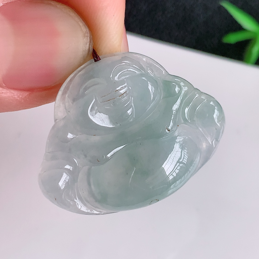 冰润佛公挂件 玉质细腻  精雕弥勒佛，笑佛福耳垂肩，面相喜庆，开怀大笑，憨态可掬。惟妙惟肖，寓意福禄