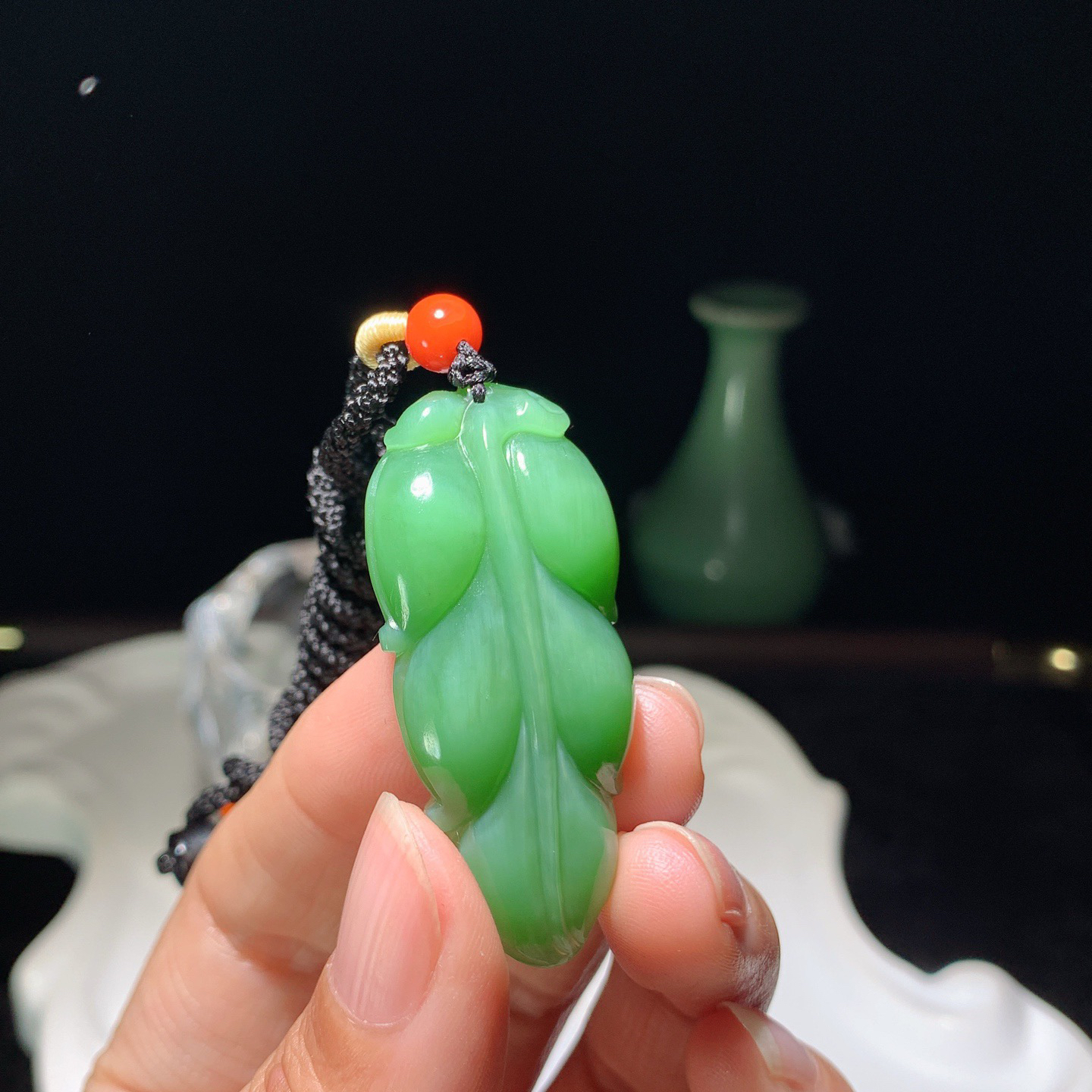 和田玉阳绿俄罗斯碧玉金枝玉叶挂件 尺寸45/20/8重14.8克 玉质细腻油润 底色纯净 脂粉好，品质好。lt260323