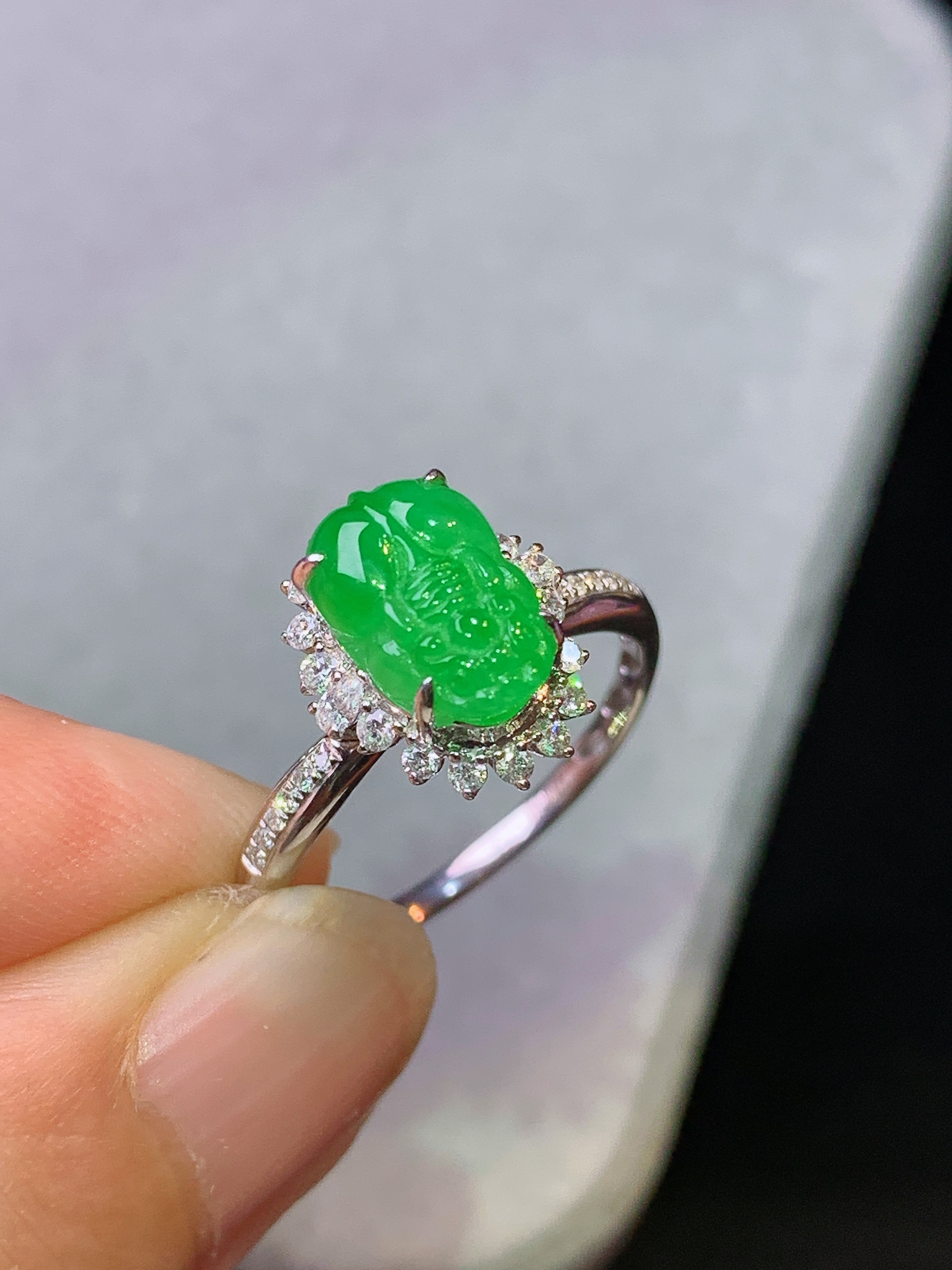 18k金钻镶嵌满绿貔貅戒指 玉质细腻 色泽艳丽清新 水润亮眼 圈口13.5 整体尺寸12.2*10*