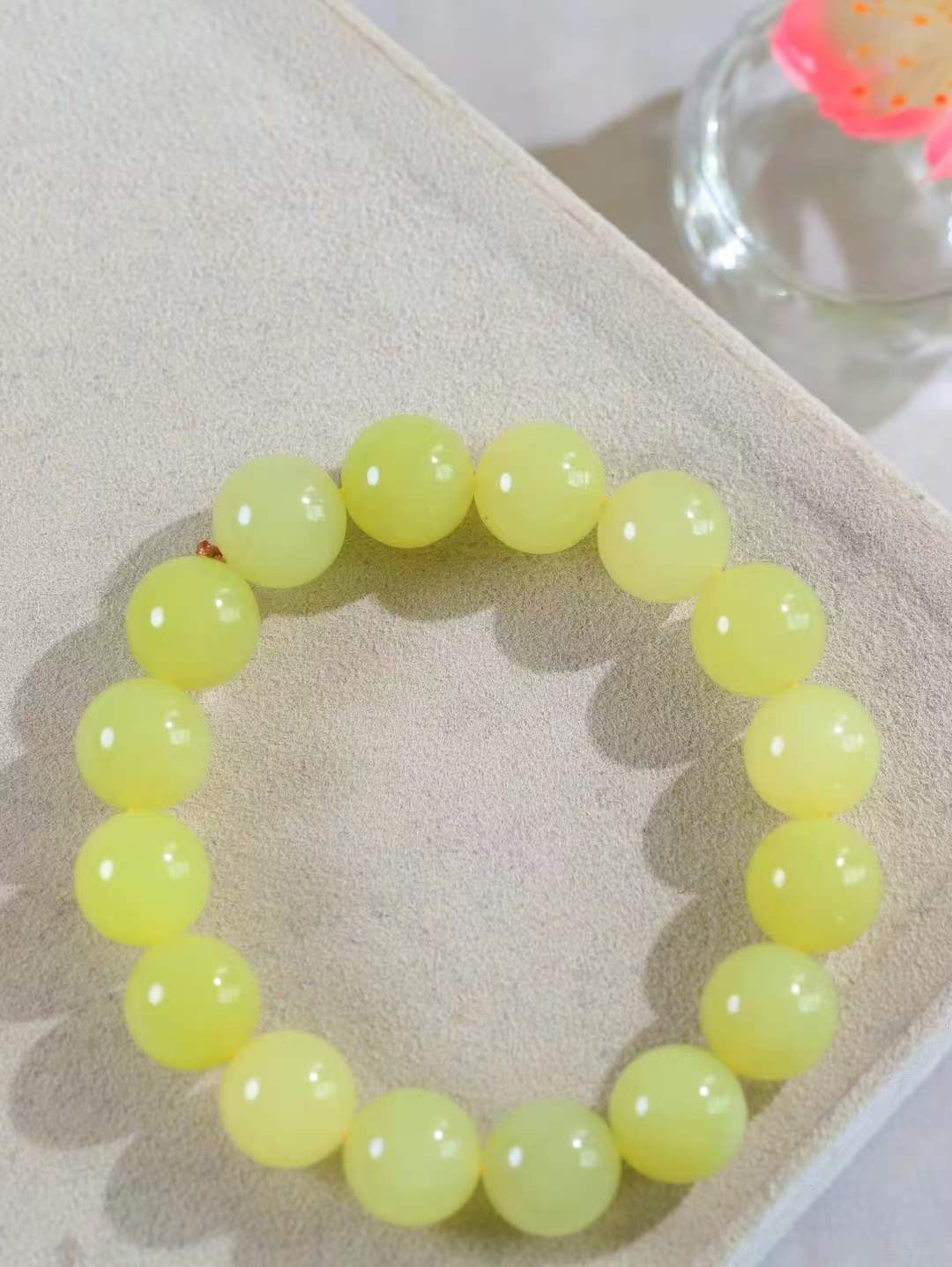 【珠圆玉润.手串】

精品️和田玉黄口珠圆玉润手串 玉质温润细腻  整串打磨圆润，佩戴舒适。珠珠落玉盘，间关莺语花底滑，一生美好时光，无论身在何处，都有它相伴相守。事事顺遂，幸福美满，吉祥如意。重43.2克 尺寸取一12mm  FDA-22362233