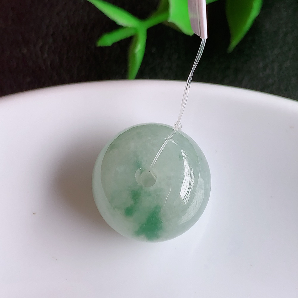 冰润飘花路路通翡翠吊坠  款式新颖时尚，日常百搭的款。满满的份量感  清秀高雅，上身效果优雅迷人！性价比超值  W49.21  尺寸：16.2-12.5mm