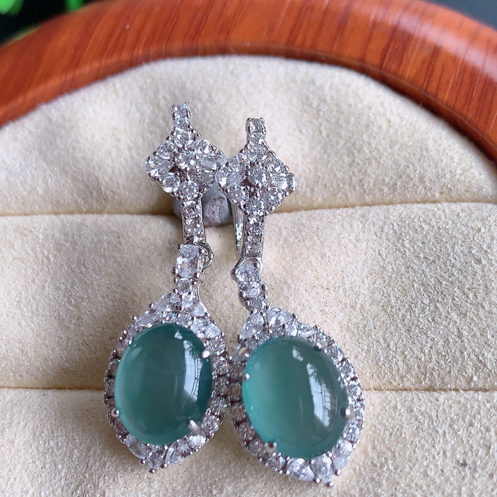 冰晴水翡翠925银镶嵌耳钉，自然光实拍，翠色灵动，颜色漂亮，种老水足，品相佳，佩戴佳品！W815.21  取一整体尺寸：34-11.2-7.3mm  裸石尺寸：10-8mm