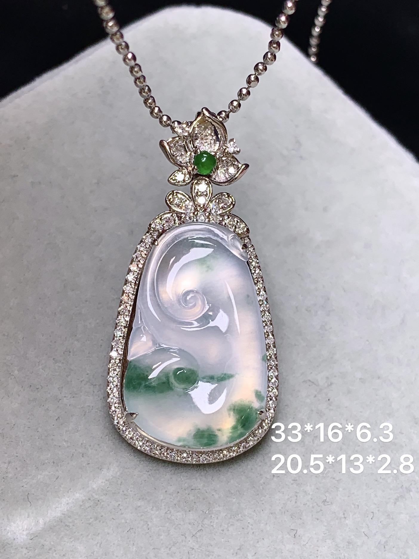 18k金钻镶嵌冰种飘绿如意吊坠 玉质细腻 色泽艳丽清新 水润亮眼 整体尺寸33*16*6.3f3