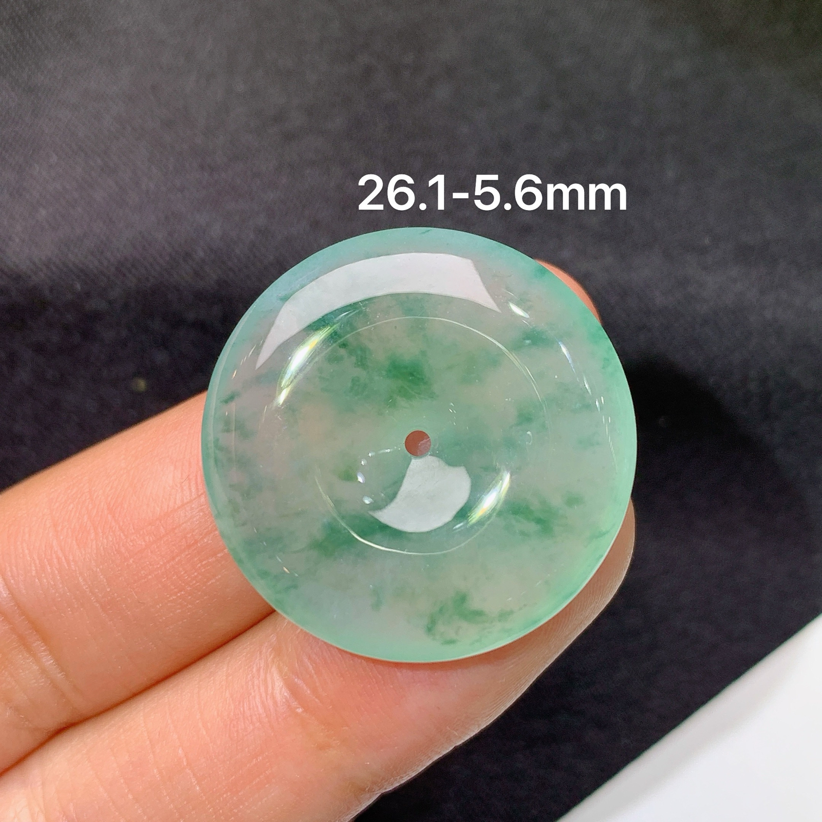 冰飘绿平安扣，冰冰润润，玉质细腻，种水足，X1尺寸26.1*5.6