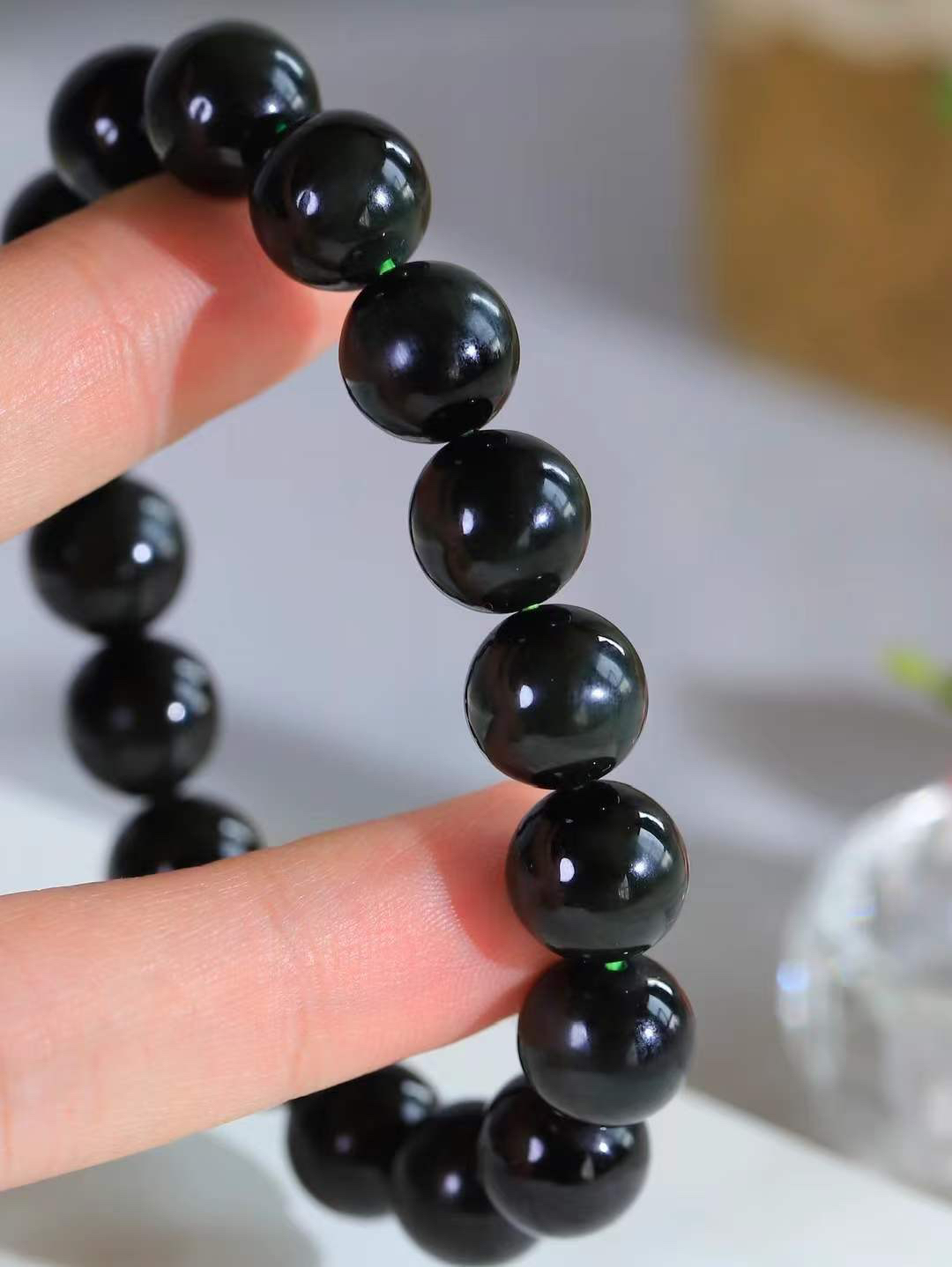 【珠圆玉润.手串】

精品和田玉黑碧玉珠圆玉润手串 玉质温润细腻  整串打磨圆润，佩戴舒适。珠珠落玉盘，间关莺语花底滑，一生美好时光，无论身在何处，都有它相伴相守。事事顺遂，幸福美满，吉祥如意。重46.5克 尺寸取一12mm FDL-16302200