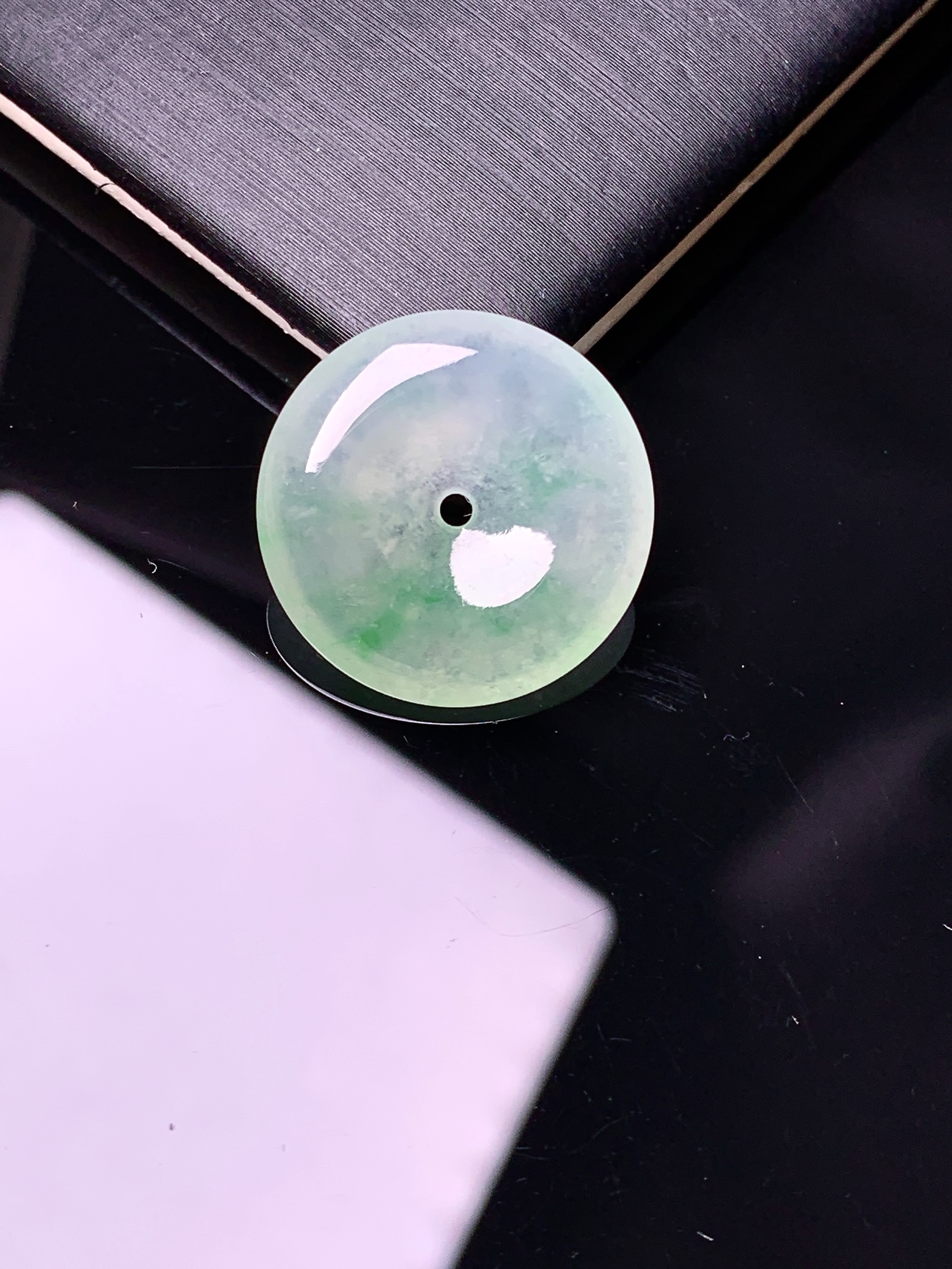 冰种飘绿平安扣吊坠 玉质细腻 色泽艳丽清新 水润亮眼 整体尺寸19.2*4c1