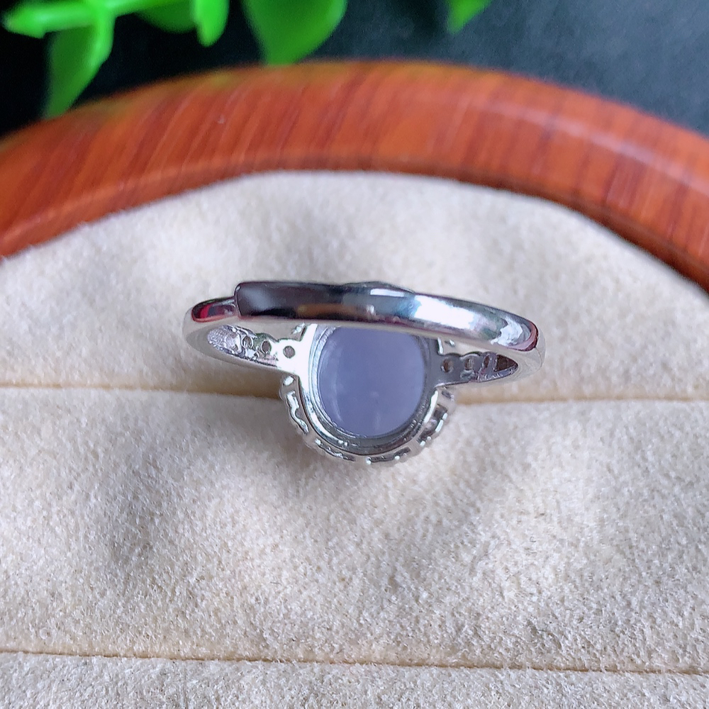 冰润紫罗兰精美环形翡翠戒指  玉质细腻  冰清玉润  飘花灵动  颜色漂亮  W815.21  内径尺寸：17.5-11.8-7.2mm  裸石尺寸：8.8mm