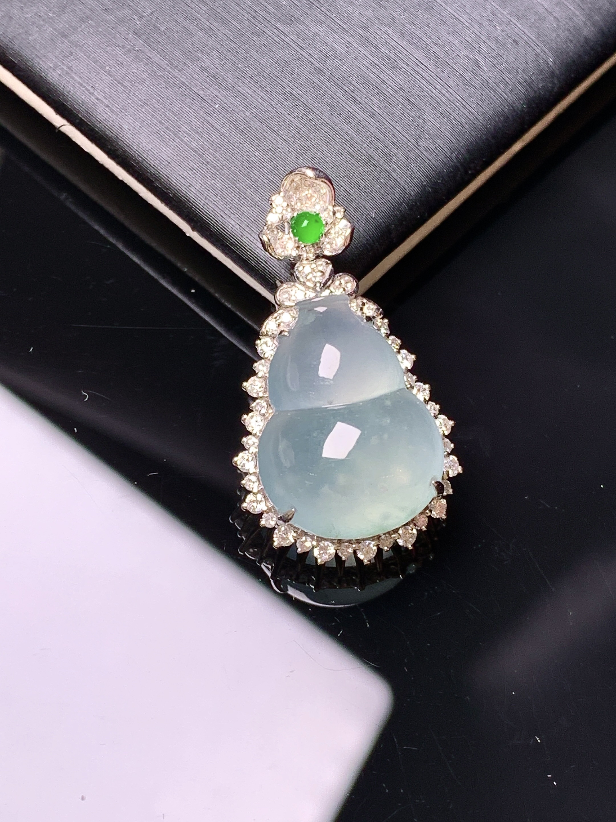 18k金钻镶嵌冰种葫芦吊坠 玉质细腻 色泽艳丽清新 水润亮眼 整体尺寸27*15*9.3c1