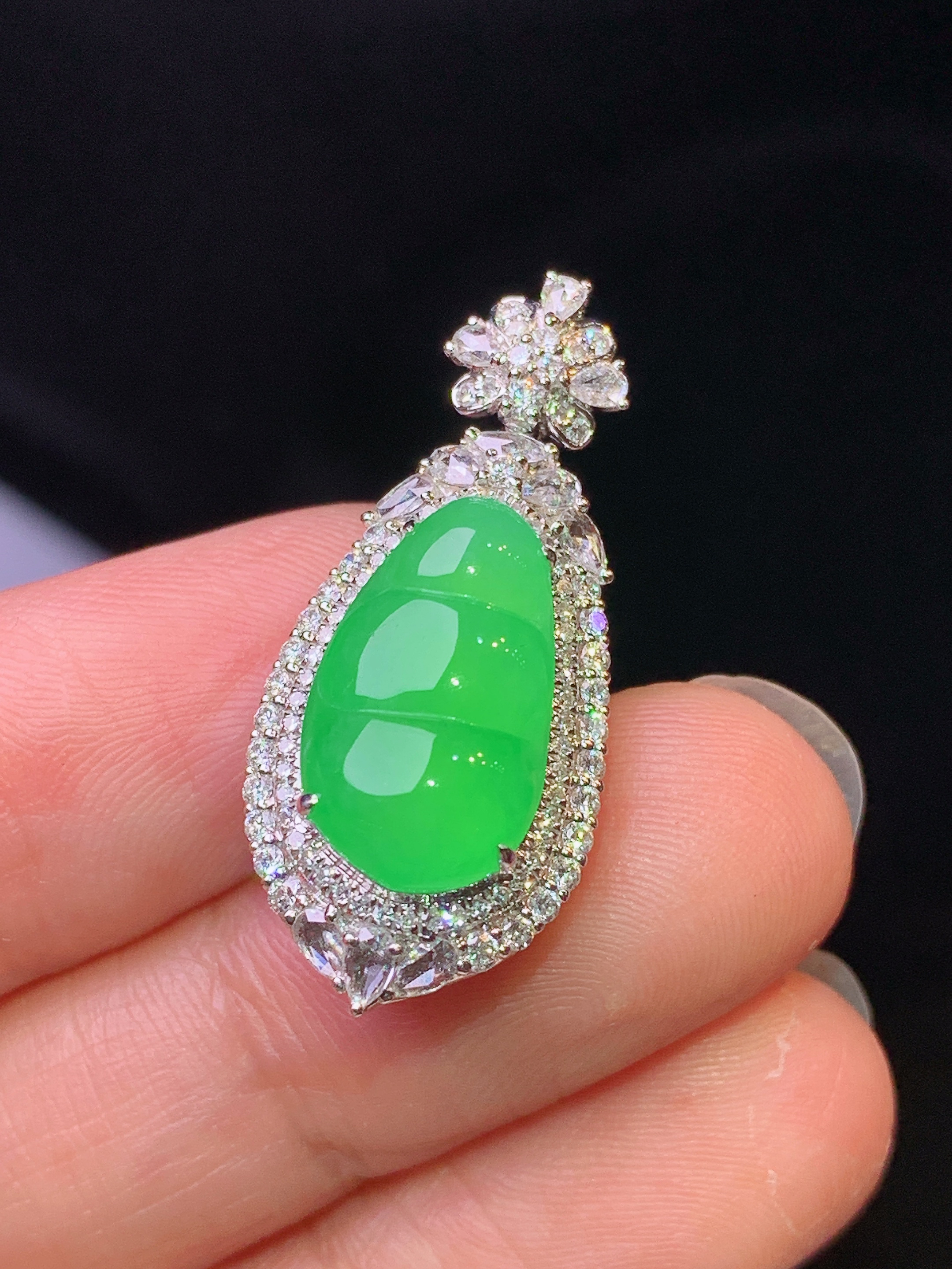 18k金钻镶嵌翠绿四季豆吊坠 玉质细腻 色泽艳丽清新 水润亮眼 整体尺寸29.3*13*10.5z1