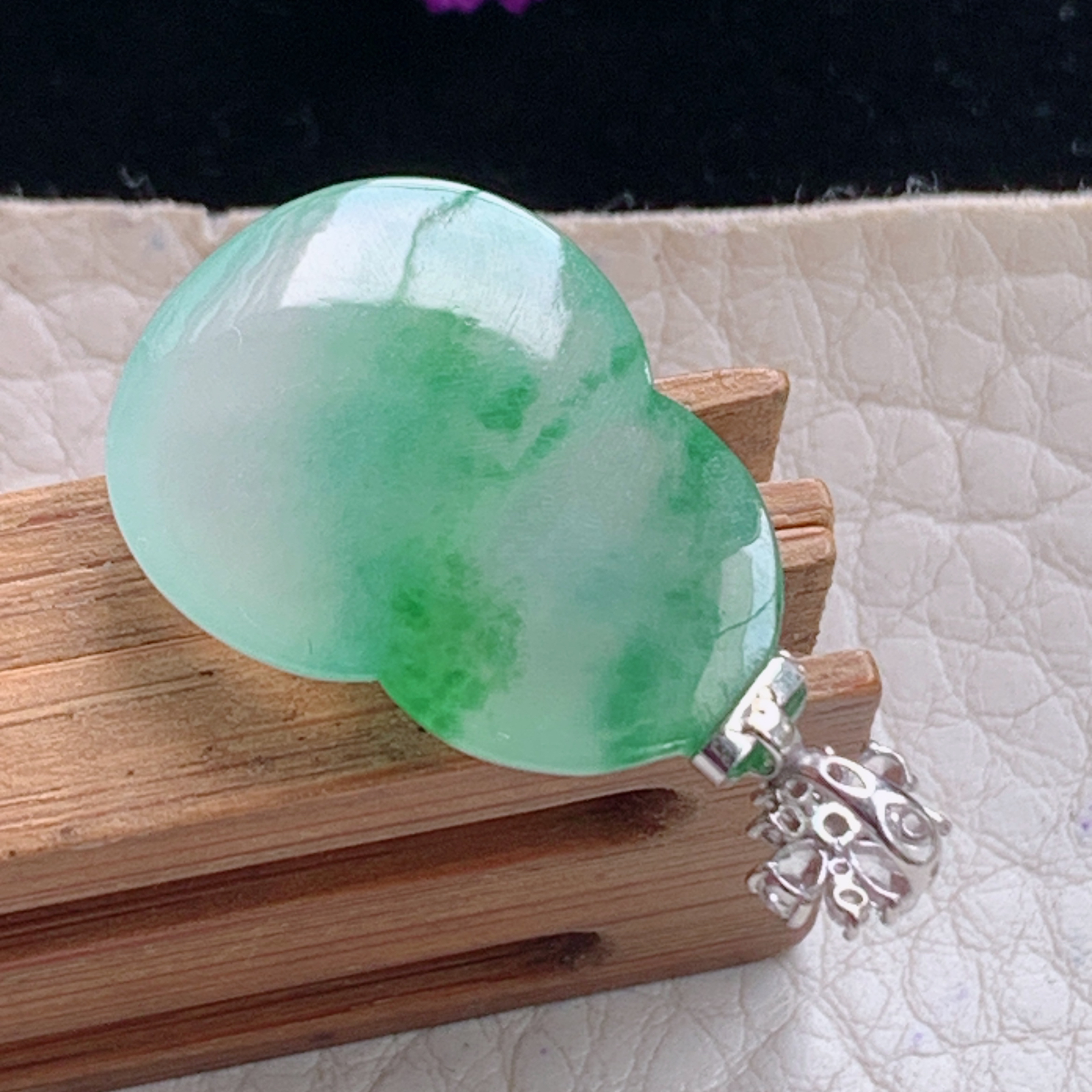 zz3实拍连金30*17.5*5缅甸翡翠高冰飘绿花葫芦吊坠 镶金扣福禄锁骨坠