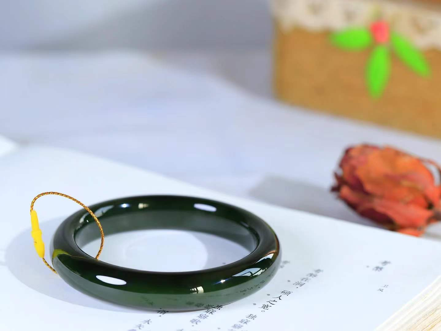 （碧色荡漾.手镯）

精品和田玉碧玉手镯，灼灼其华想像靓妆淡伫 ，腕间绿意跳脱冰壶莹，坐间静对，姑