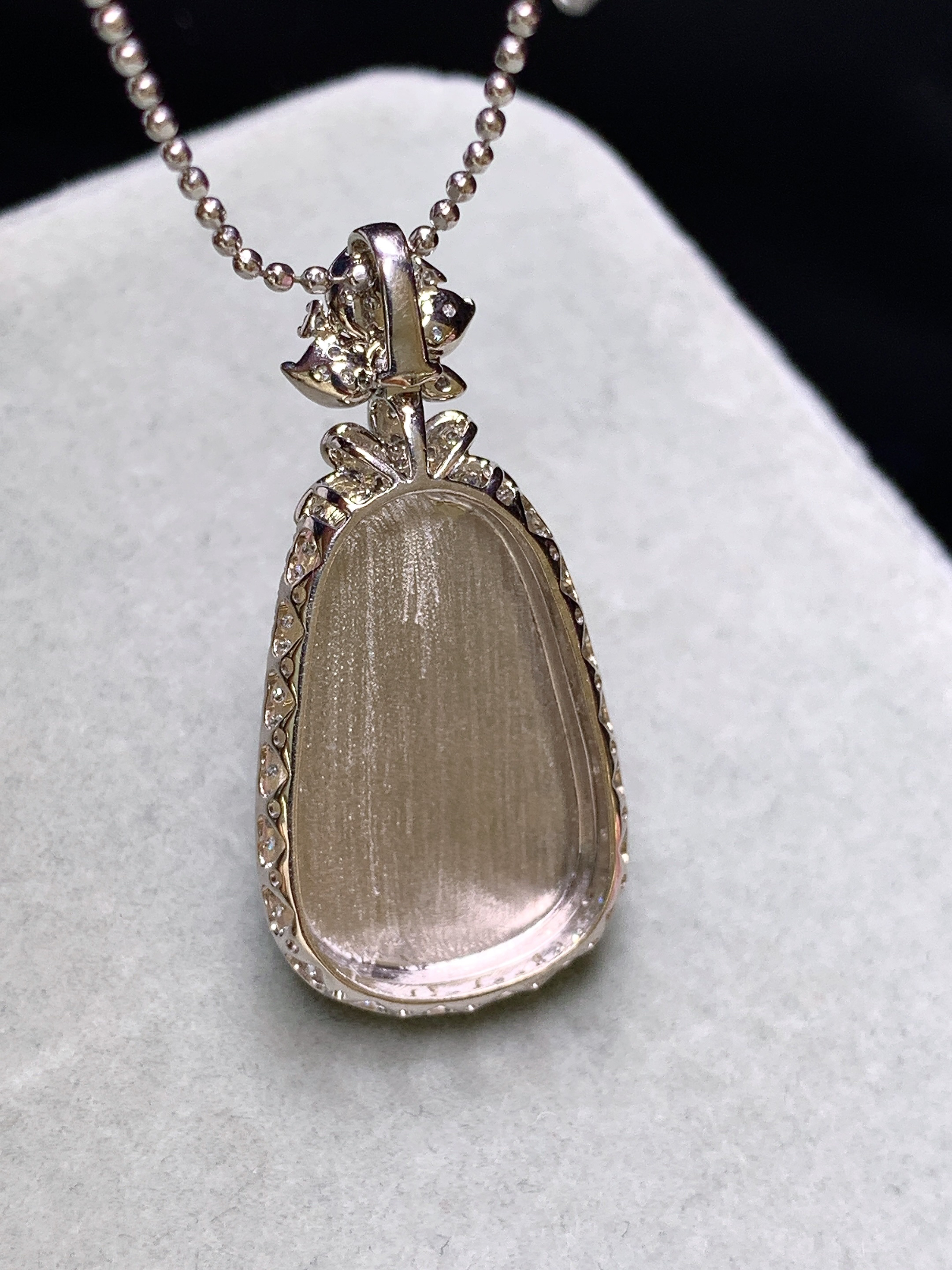 18k金钻镶嵌冰种飘绿如意吊坠 玉质细腻 色泽艳丽清新 水润亮眼 整体尺寸33*16*6.3f3